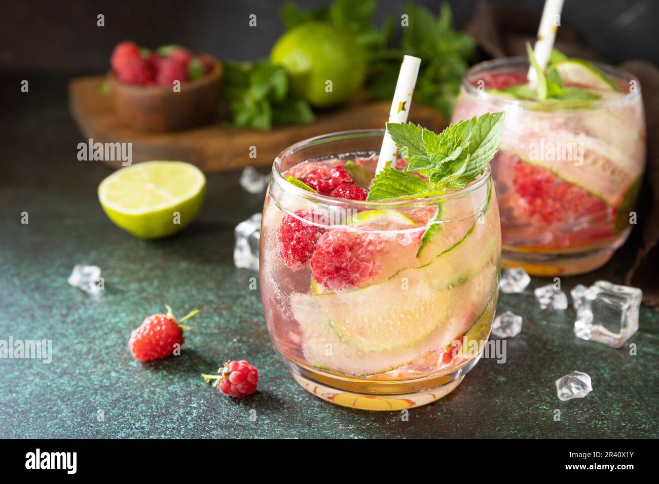 Boissons non alcoolisées, boissons saines, eau amincissante. Boissons détox rafraîchissantes à base de framboises biologiques, concombres, citron vert et menthe l Banque D'Images