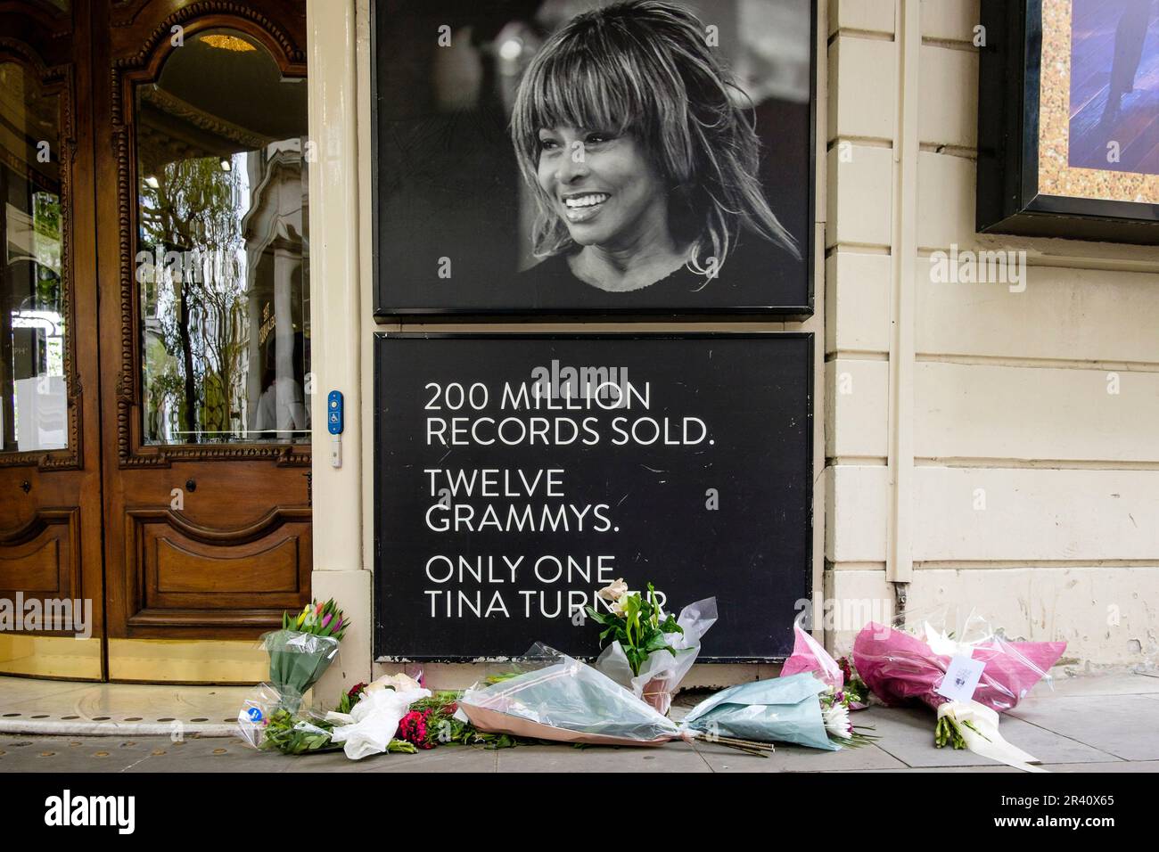 25 mai 2023, Londres, Royaume-Uni. Des hommages floraux ont été rendus à l'extérieur du théâtre Aldwych où Tina, la Tina Turner musical, est en cours d'exécution, à la suite de la mort du chanteur le 24 mai. Banque D'Images