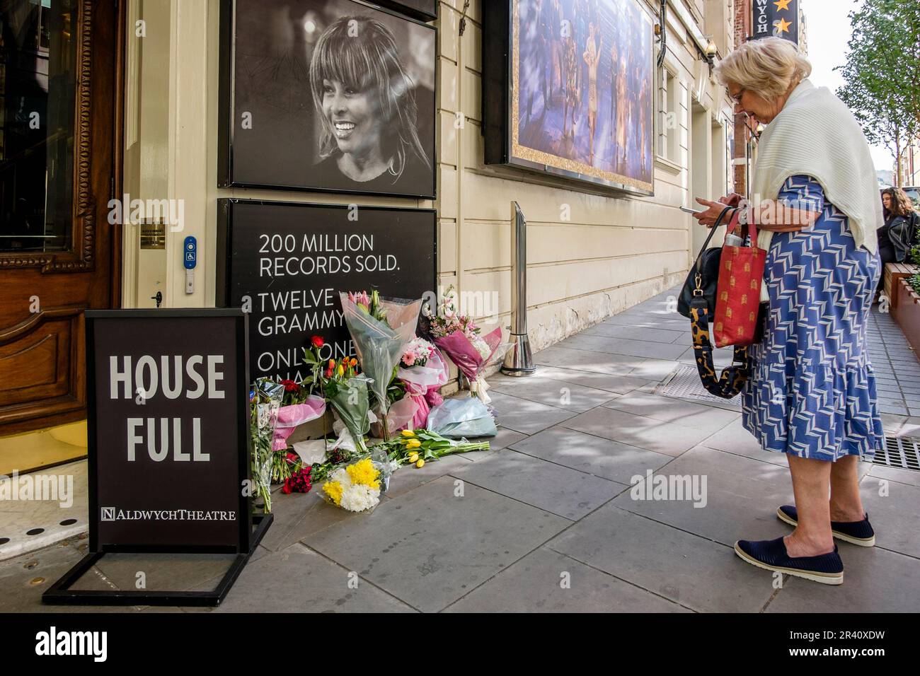 25 mai 2023, Londres, Royaume-Uni. Des hommages floraux ont été rendus à l'extérieur du théâtre Aldwych où Tina, la Tina Turner musical, est en cours d'exécution, à la suite de la mort du chanteur le 24 mai. Banque D'Images