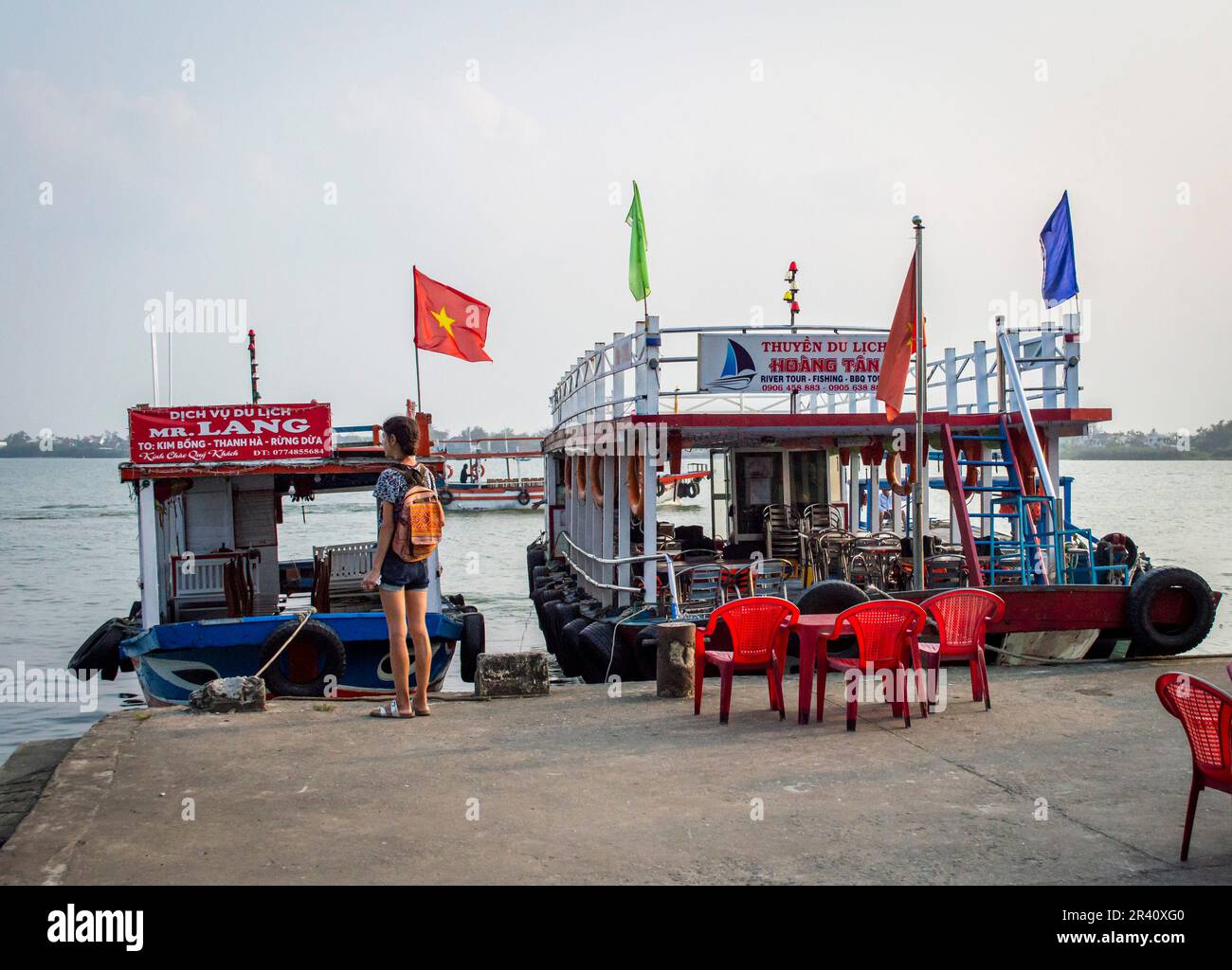 Hoi an, Vietnam, 5 mars 2023. Une touriste féminine debout au port de ferry de Hoi an dans une journée ensoleillée. Banque D'Images