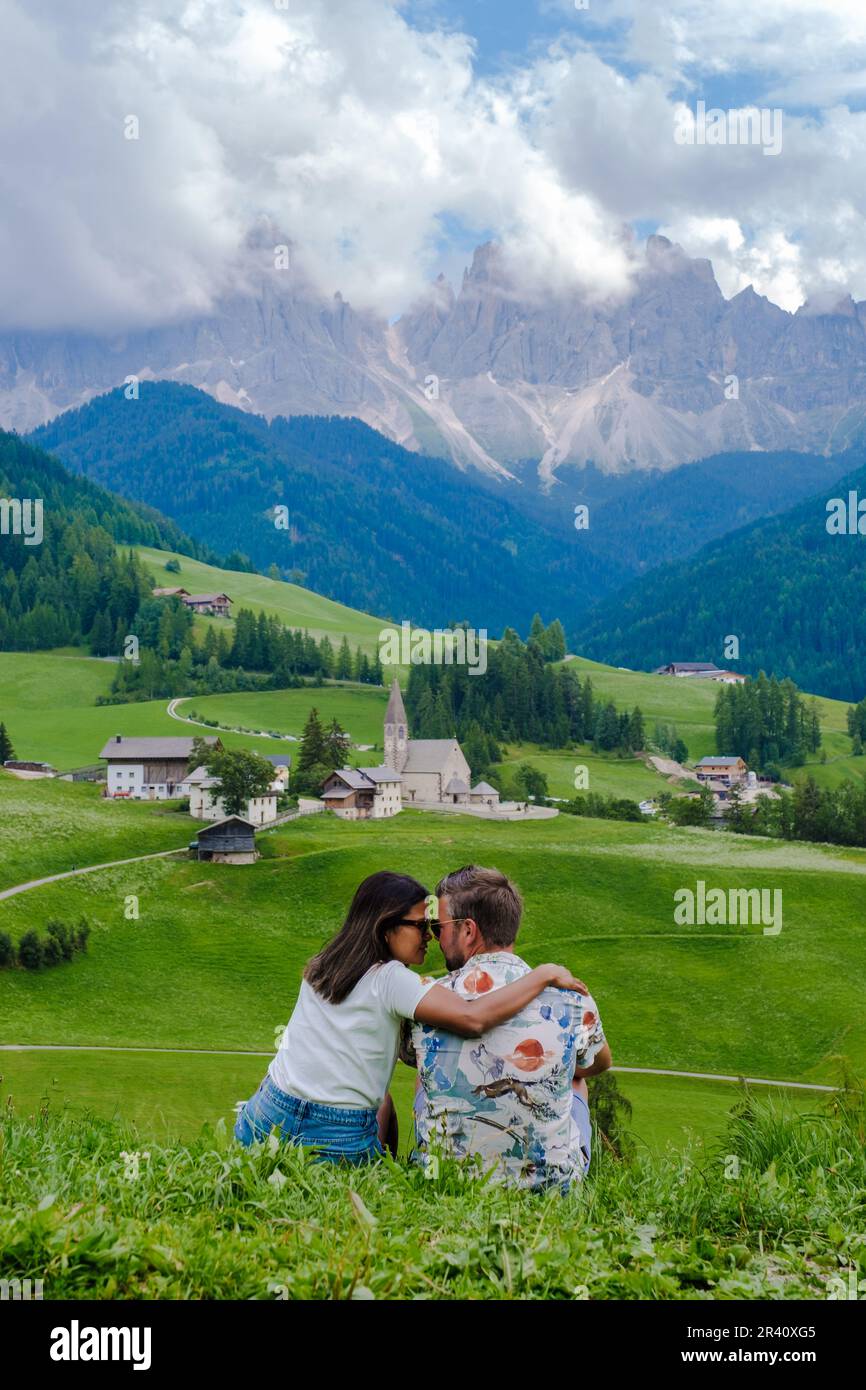 Couple à St. Les sommets des Dolomites de Magdalena Geisler ou Odle. Val di Funes en Italie Banque D'Images