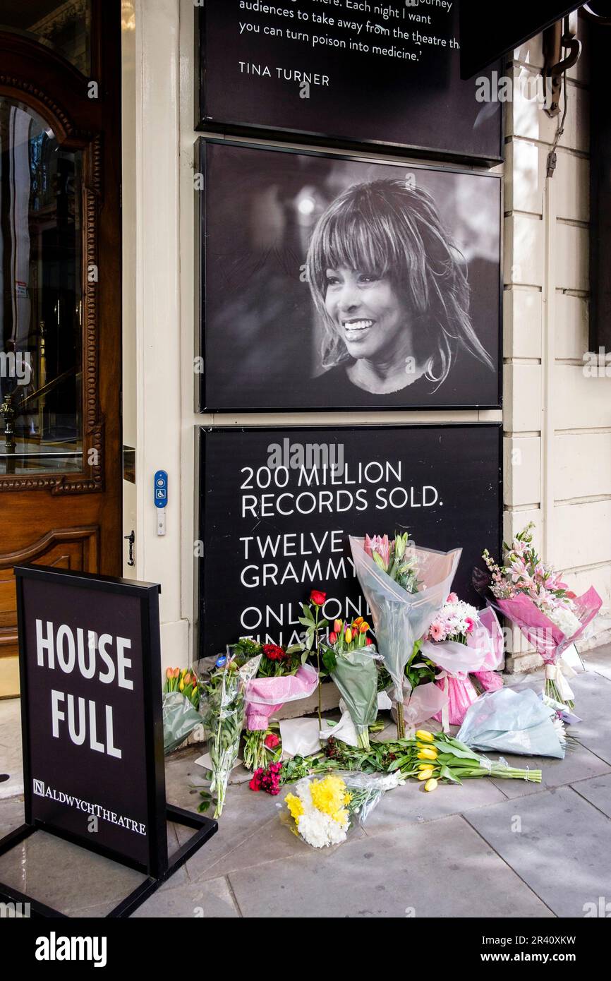 25 mai 2023, Londres, Royaume-Uni. Des hommages floraux ont été rendus à l'extérieur du théâtre Aldwych où Tina, la Tina Turner musical, est en cours d'exécution, à la suite de la mort du chanteur le 24 mai. Banque D'Images