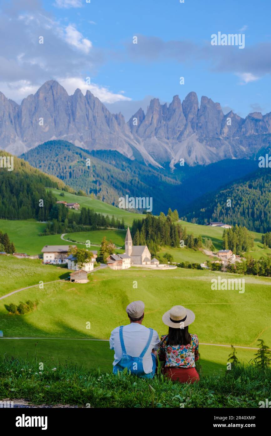 Couple à St. Les sommets des Dolomites de Magdalena Geisler ou Odle. Val di Funes en Italie Banque D'Images