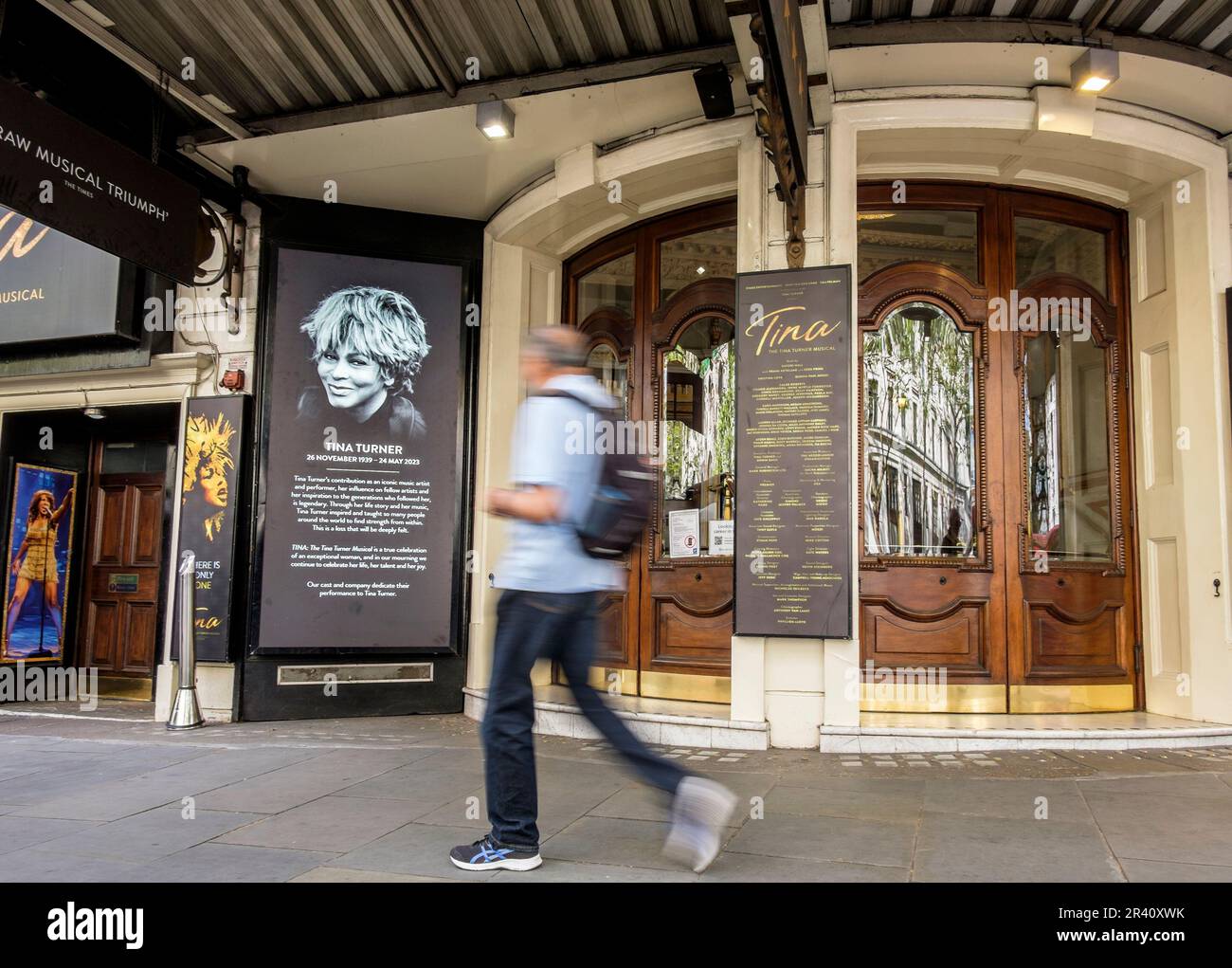 25 mai 2023, Londres, Royaume-Uni. Un hommage à Tina Turner à la suite de la mort de la chanteuse le 24 mai à l'extérieur du théâtre d'Aldwych où Tina, The Tina Turner musical, est actuellement en cours d'exécution, Banque D'Images