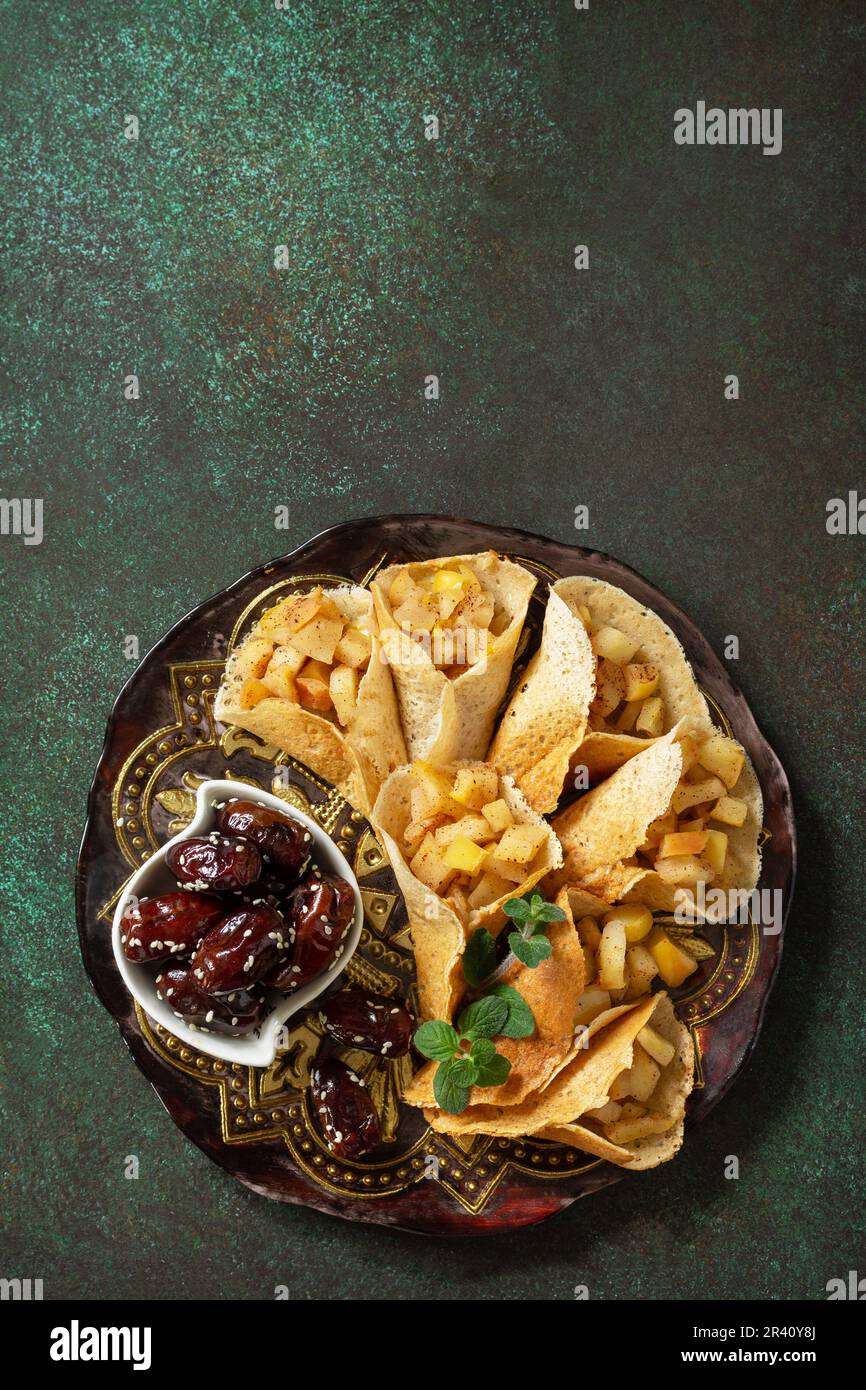 Ramadan kareem repas festifs, à jeun, halal. Menu du Ramadan, katayef de crêpes arabes (kataïev, qatayef) avec garniture aux pommes et cin Banque D'Images