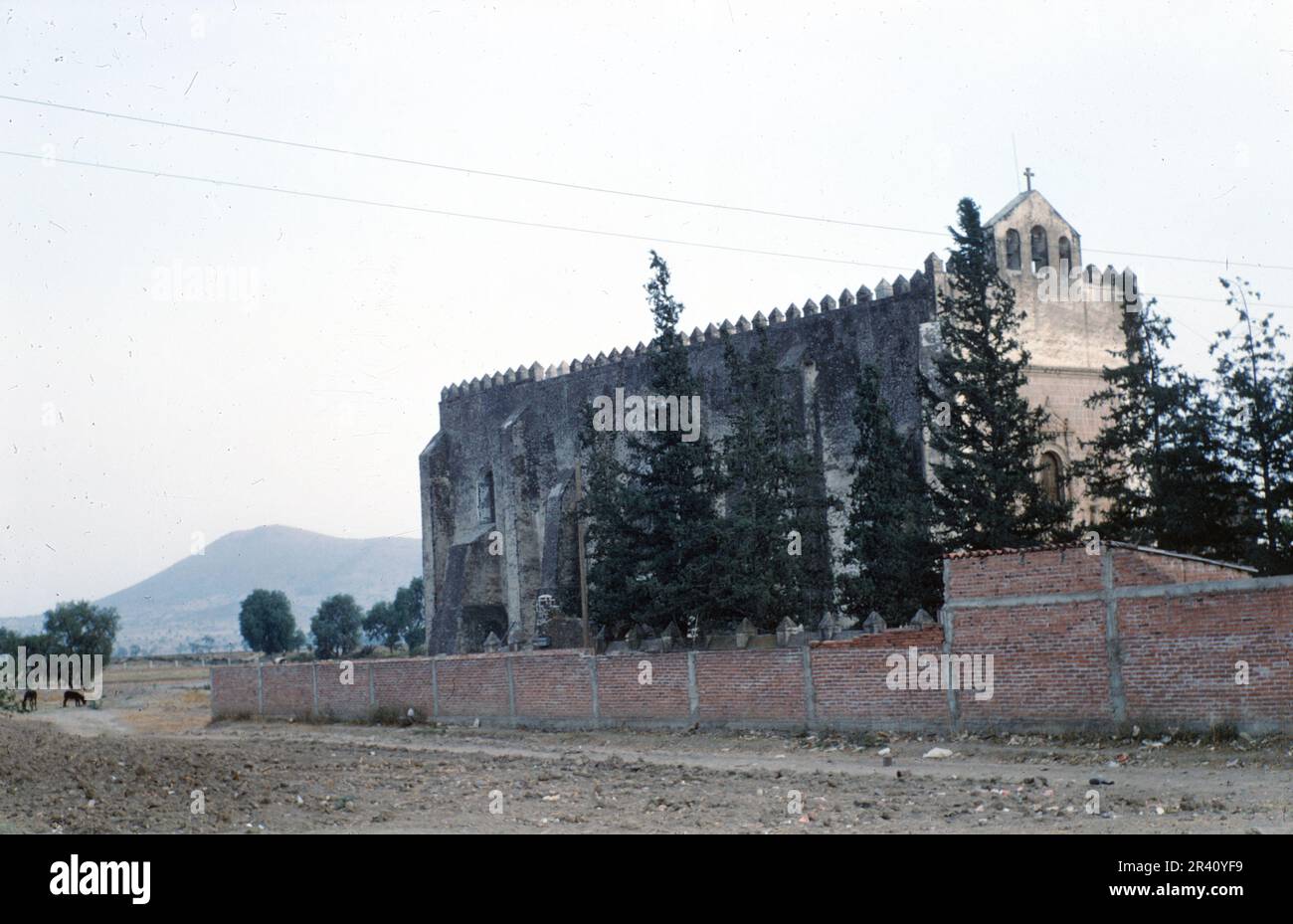 Acolman, Mexique- avril 1970: Vue de l'ancien couvent de San Agustin avant restauration, ancien couvent catholique de 16th siècles, film de diapositives vintage Banque D'Images