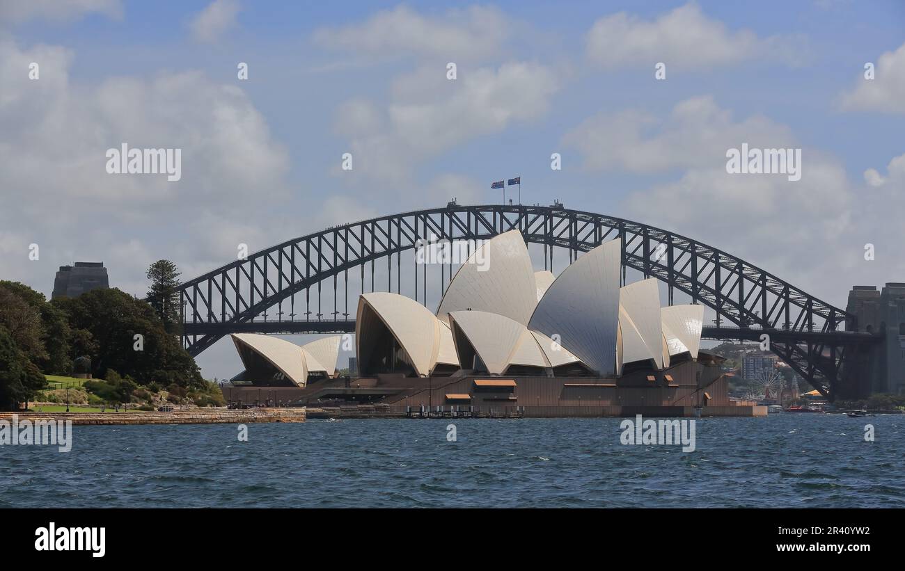 663 vue depuis la porte se Yurong dans le jardin botanique royal de l'Opéra, encadrée par le pont du port. Sydney-Australie. Banque D'Images