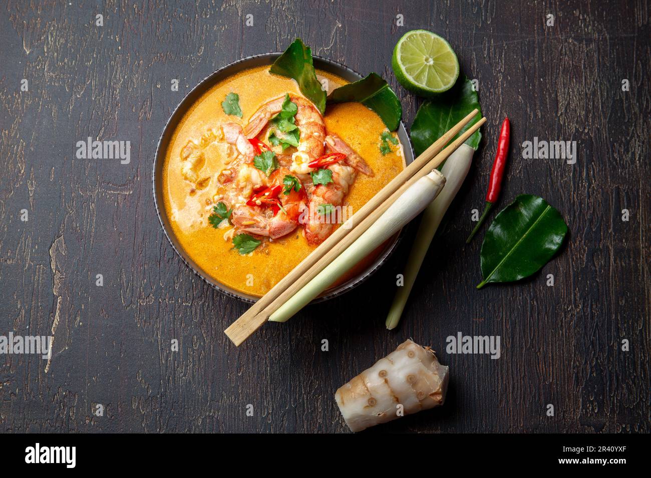 Tom Yam Kung crevettes en gris bol avec épices thaï sur bac fraiche Vue de dessus, l'arrière-plan. Banque D'Images