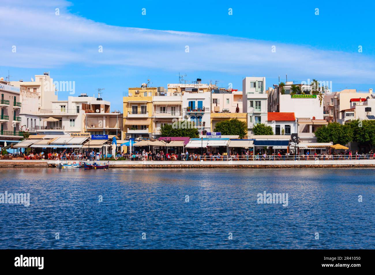 Agios Nikolaos, Grèce - 25 octobre 2021 : vue panoramique sur le port d'Agios Nikolaos. Agios, Hagios ou Aghios Nikolas est une ville côtière sur l'île de Cret Banque D'Images