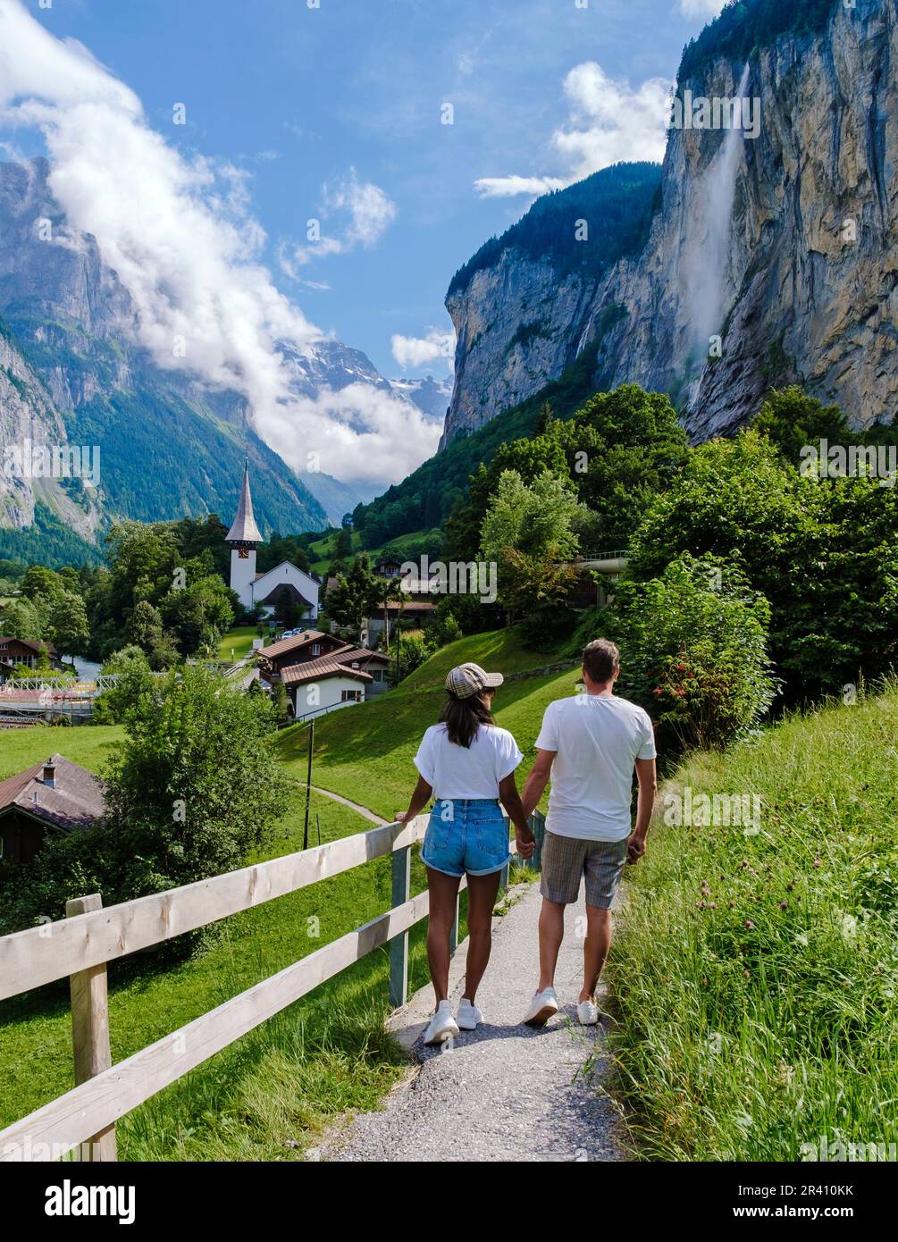 Couple visite de la vallée de Lauterbrunnen avec chute d'eau et Alpes suisses en arrière-plan de la Suisse Banque D'Images