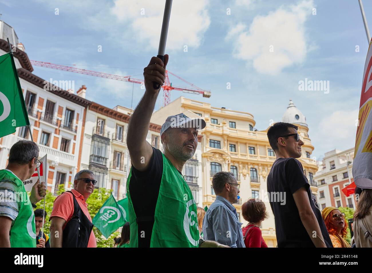 Madrid, Madrid, Espagne. 25th mai 2023. Des milliers de fonctionnaires de la justice demandent au gouvernement de négocier une amélioration de leurs conditions de travail.des dizaines de milliers de fonctionnaires de la justice de toute l'Espagne ont effondré les rues de Madrid dans le cadre d'une grande manifestation pour exiger une augmentation de salaire du gouvernement par rapport aux fonctions que ce groupe a remplies fonctionne quotidiennement. La marche a commencé à 12 h 00 devant le Ministère de la justice et s'est terminée au Secrétariat général de la fonction publique.la manifestation massive dans la capitale a été convoquée à nouveau par l'Union indépendante et l'Offic Banque D'Images