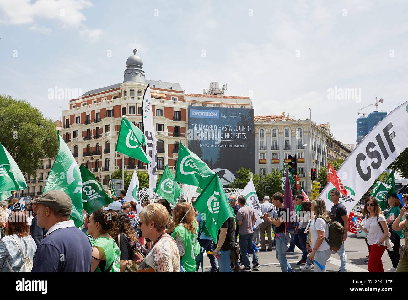 Madrid, Madrid, Espagne. 25th mai 2023. Des milliers de fonctionnaires de la justice demandent au gouvernement de négocier une amélioration de leurs conditions de travail.des dizaines de milliers de fonctionnaires de la justice de toute l'Espagne ont effondré les rues de Madrid dans le cadre d'une grande manifestation pour exiger une augmentation de salaire du gouvernement par rapport aux fonctions que ce groupe a remplies fonctionne quotidiennement. La marche a commencé à 12 h 00 devant le Ministère de la justice et s'est terminée au Secrétariat général de la fonction publique.la manifestation massive dans la capitale a été convoquée à nouveau par l'Union indépendante et l'Offic Banque D'Images