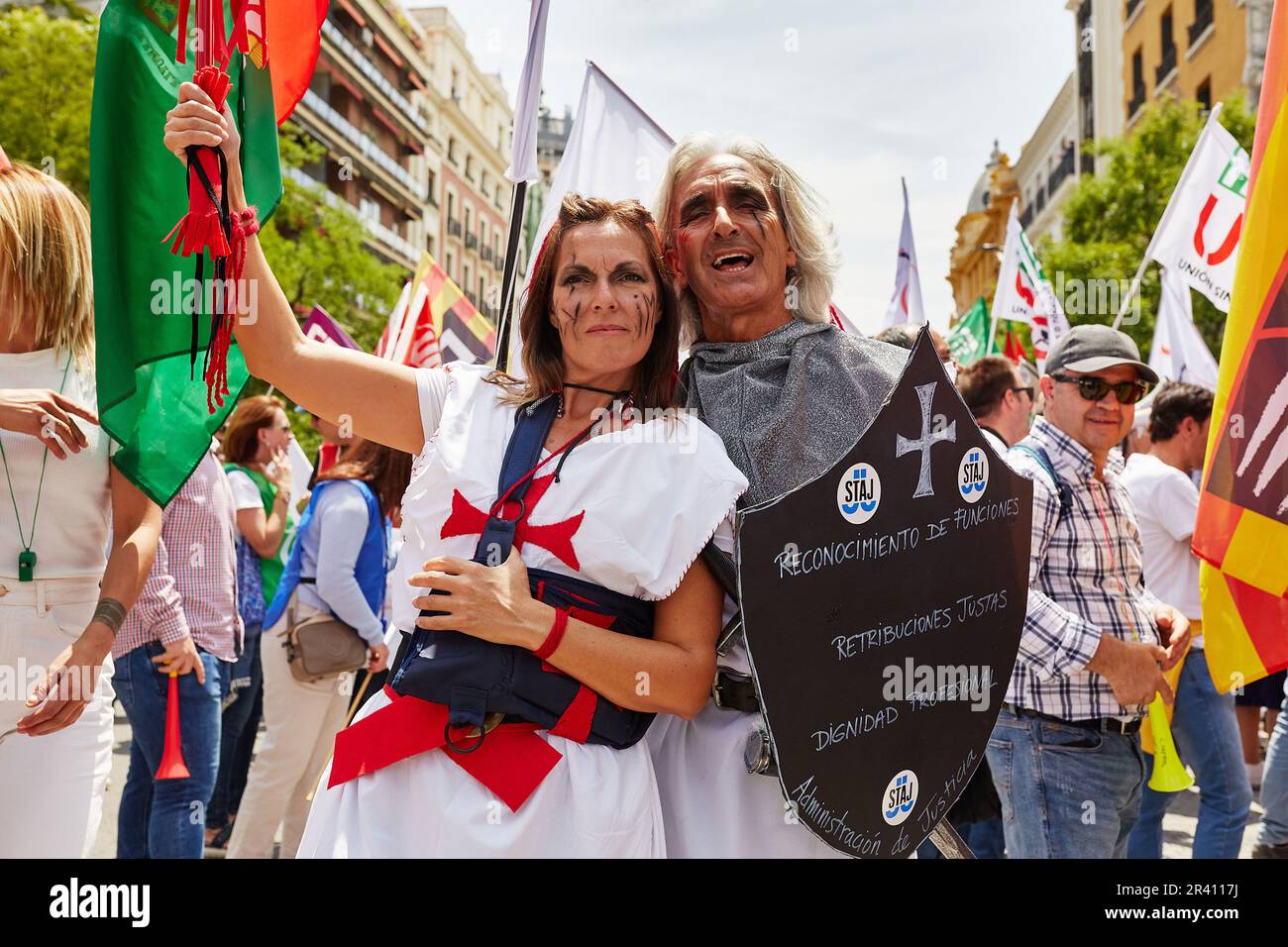Madrid, Madrid, Espagne. 25th mai 2023. Des milliers de fonctionnaires de la justice demandent au gouvernement de négocier une amélioration de leurs conditions de travail.des dizaines de milliers de fonctionnaires de la justice de toute l'Espagne ont effondré les rues de Madrid dans le cadre d'une grande manifestation pour exiger une augmentation de salaire du gouvernement par rapport aux fonctions que ce groupe a remplies fonctionne quotidiennement. La marche a commencé à 12 h 00 devant le Ministère de la justice et s'est terminée au Secrétariat général de la fonction publique.la manifestation massive dans la capitale a été convoquée à nouveau par l'Union indépendante et l'Offic Banque D'Images
