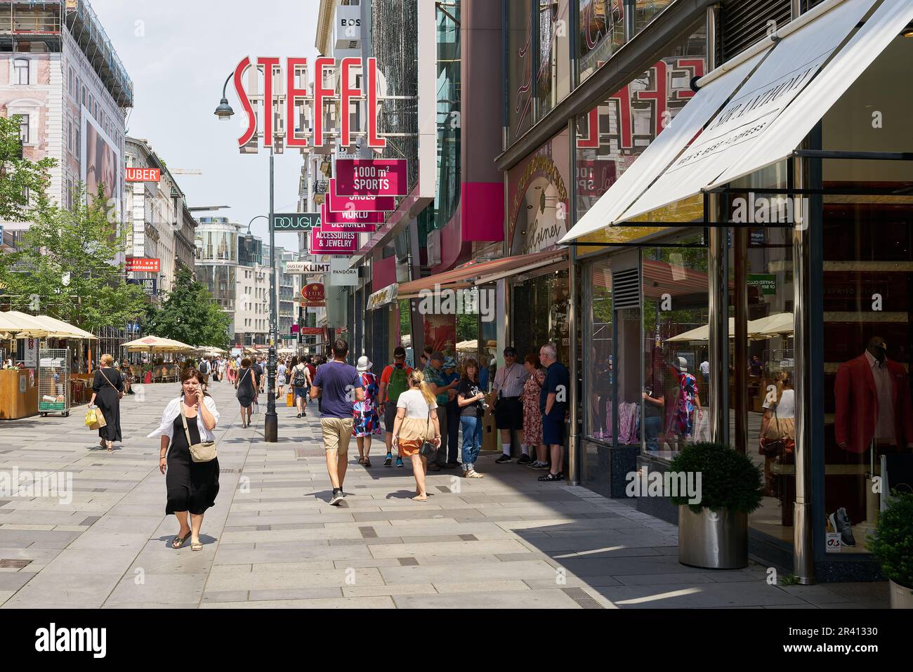 Touristes et résidents dans une rue commerçante de Vienne en Autriche Banque D'Images
