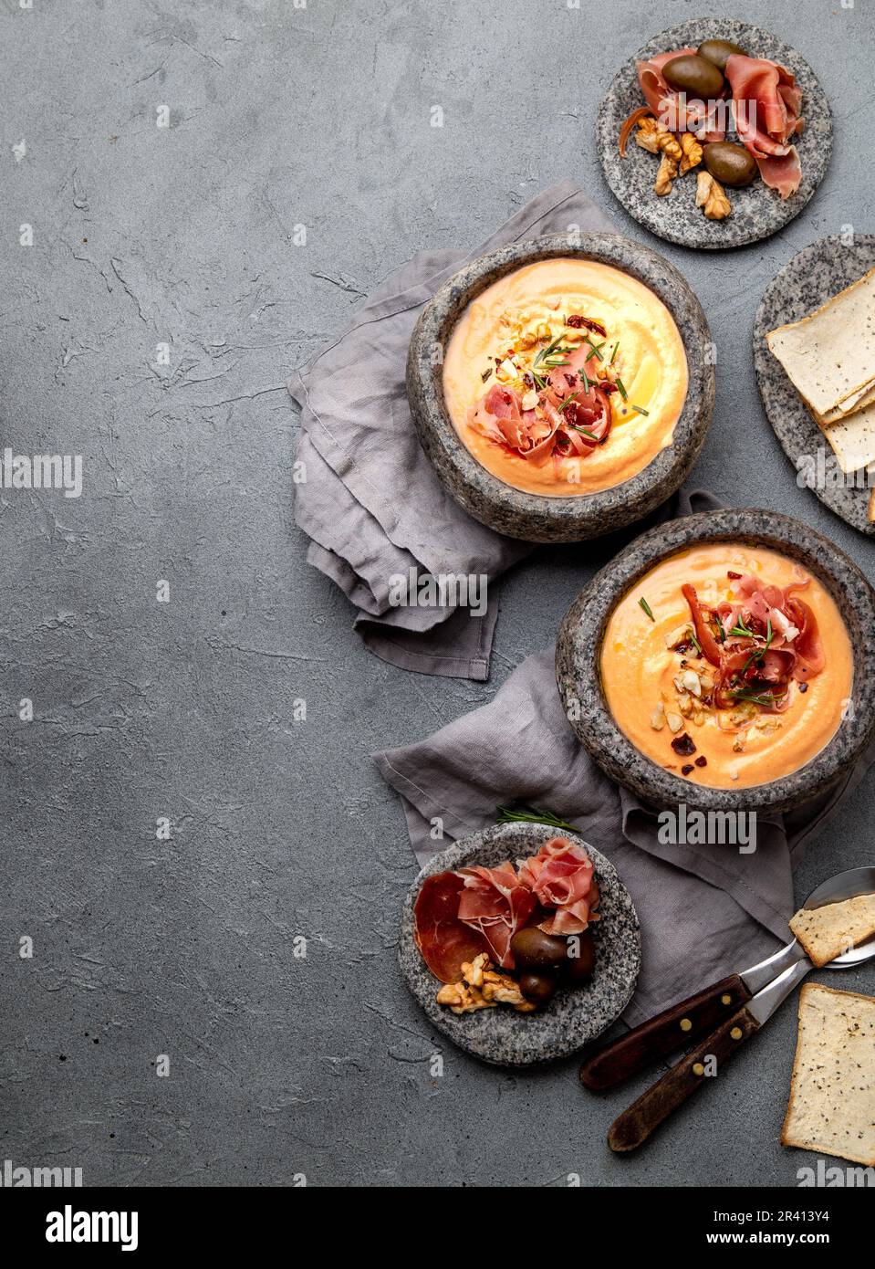 Soupe de tomate froide espagnol Salmorejo. Soupe de tomate traditionnelle avec le pain blanc et d'huile d'olive. Banque D'Images