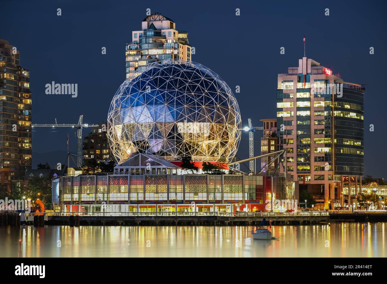 Science World illuminé la nuit, False Creek, Vancouver, Canada. Science le front de mer mondial de False Creek-24 mai 2023. Travel photo-Vancouver est activé Banque D'Images