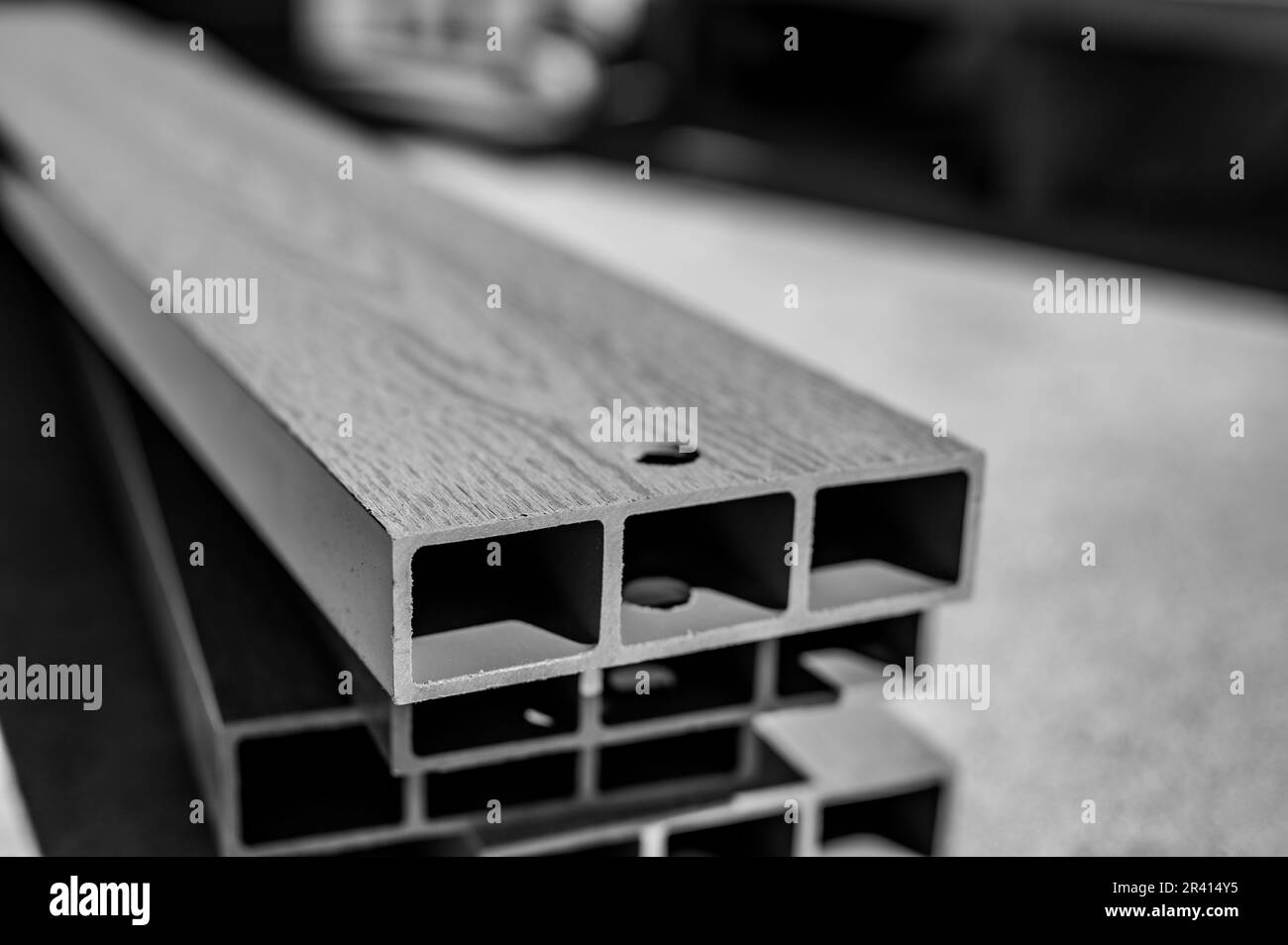 Section finale de plastique fabriquée pour ressembler au bois dans la construction préfabriquée Banque D'Images