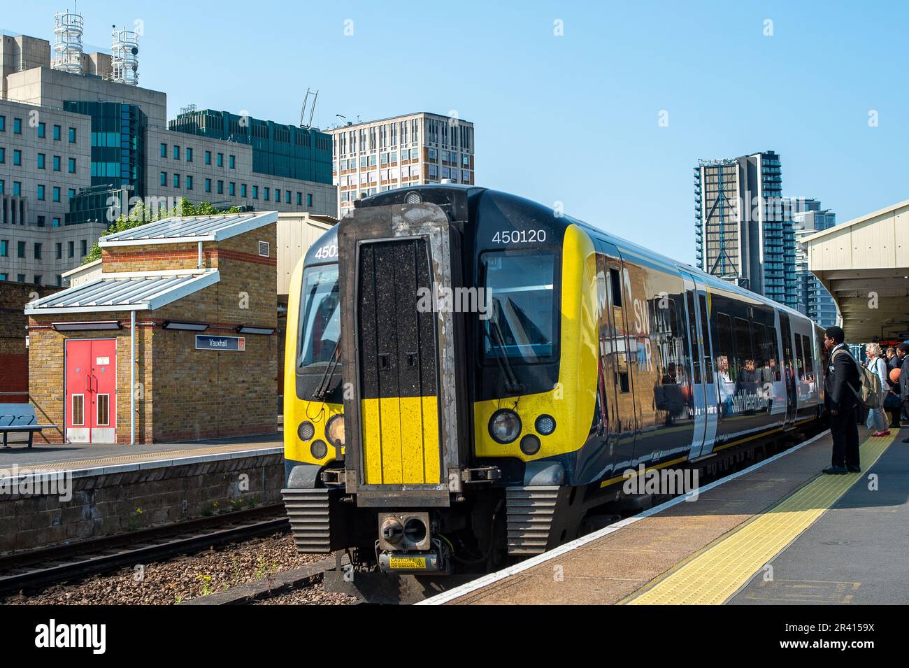 Vauxhall, Londres, Royaume-Uni. 22nd mai 2023. Un train South Western à la gare de Vauxhall. South Western Railway a informé ses clients que des actions de grève nationale par les syndicats RMT et ASLEF auront lieu le mercredi 31 mai, le vendredi 2 juin et le samedi 3 juin. Cela signifie que le nombre de trains que nous serons en mesure de courir et que nos heures d'exploitation seront affectées. » Crédit : Maureen McLean/Alay Banque D'Images