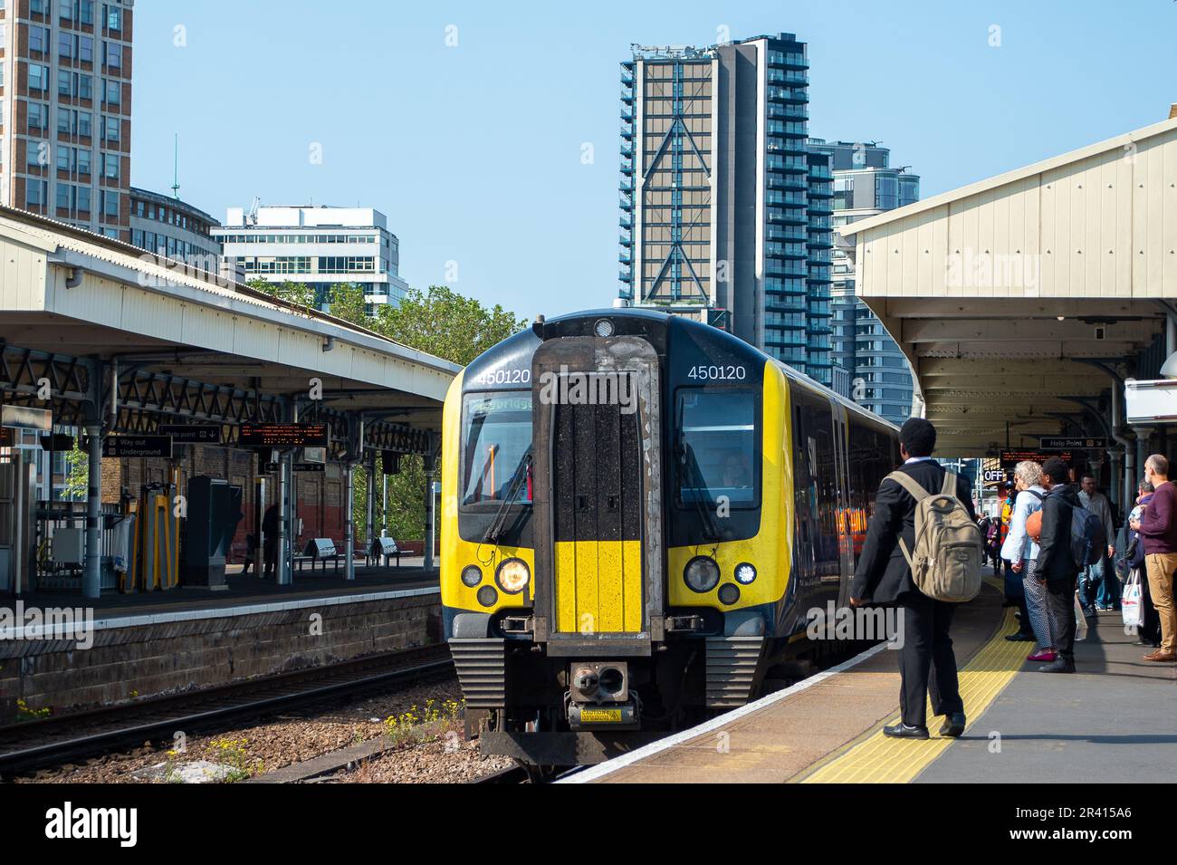 Vauxhall, Londres, Royaume-Uni. 22nd mai 2023. Un train South Western à la gare de Vauxhall. South Western Railway a informé ses clients que des actions de grève nationale par les syndicats RMT et ASLEF auront lieu le mercredi 31 mai, le vendredi 2 juin et le samedi 3 juin. Cela signifie que le nombre de trains que nous serons en mesure de courir et que nos heures d'exploitation seront affectées. » Crédit : Maureen McLean/Alay Banque D'Images