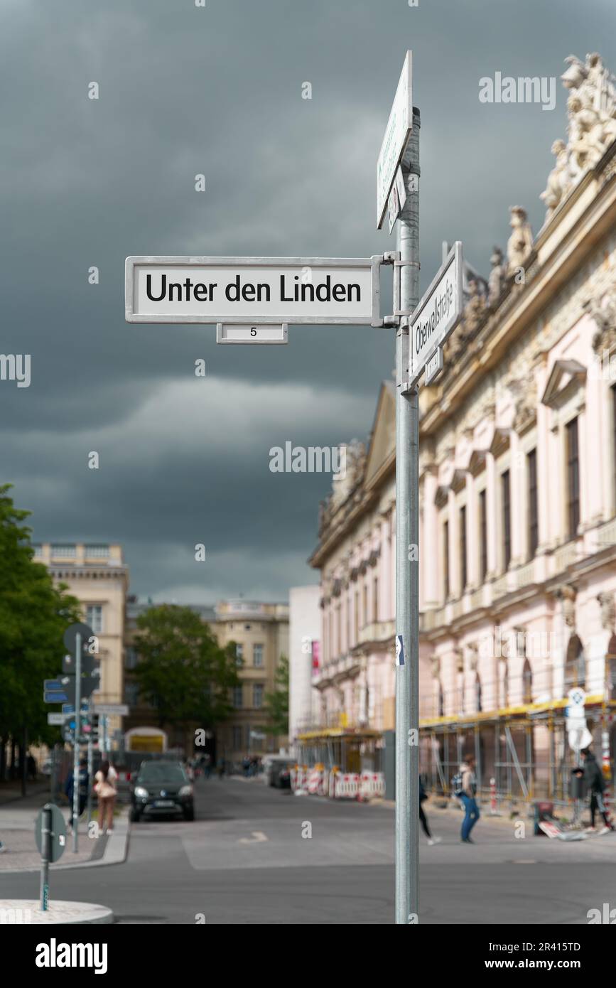 Rue à Berlin avec l'inscription allemande Unter den Linden. Traduction: Sous les arbres de linden Banque D'Images