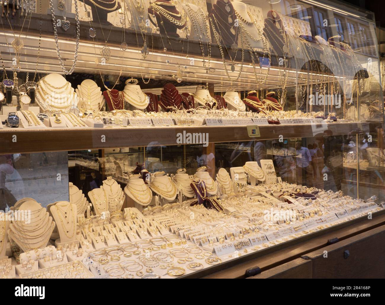 Boutique de bijoux sur le Ponte Vecchio spécialisée en or. Florence, Italie. Banque D'Images