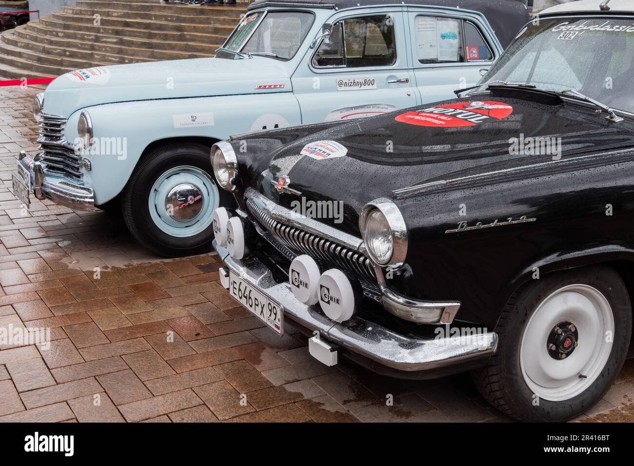 Black sport GAZ M21 Volga et GAZ-M20 Pobeda à l'exposition de voitures soviétiques classiques Banque D'Images