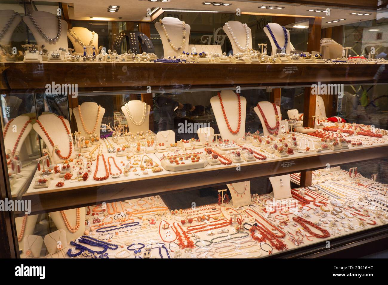 Boutique de bijoux sur le Ponte Vecchio spécialisée dans le corail et le lapis. Florence, Italie. Banque D'Images