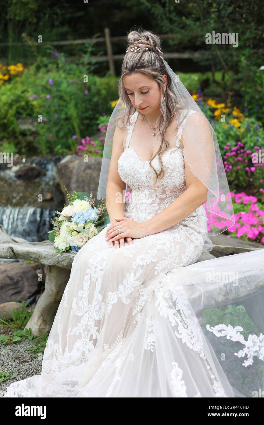 Mariée de mariage solennelle porte une robe blanche, regarde vers le bas, médite, et prie à Wedding Banque D'Images