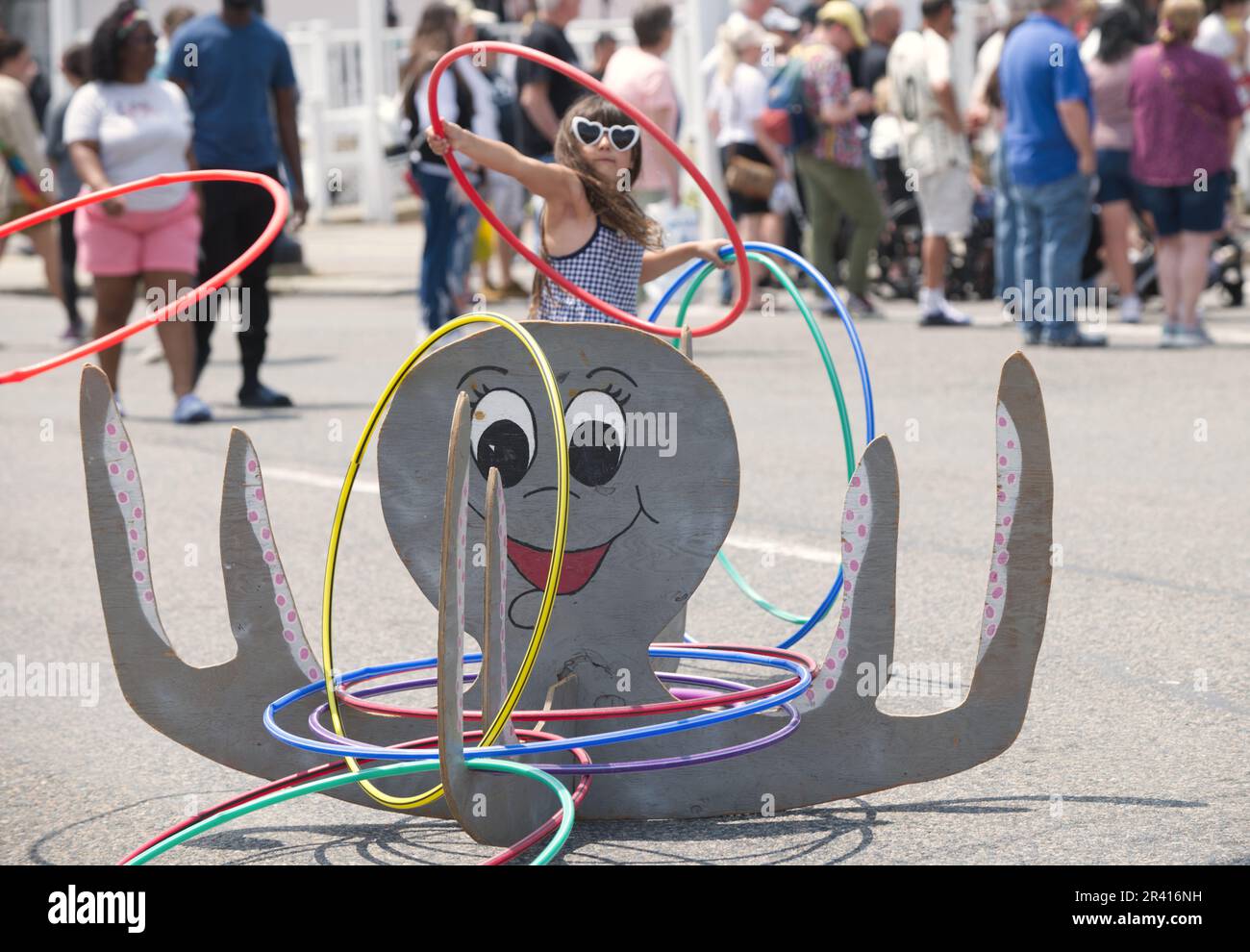 Rues ouvertes - Hyannis, Massachusetts, États-Unis. Un jeu de hula Hoop sur main Street Banque D'Images