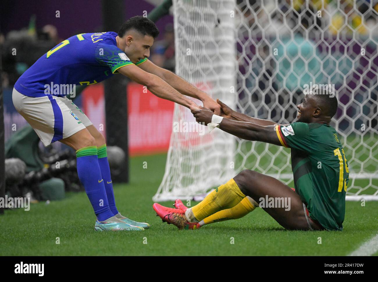 Rio de Janeiro -Brésil les joueurs de l'équipe nationale du 3 mars 2022, du Brésil et du Cameroun ont montré que dans le football tout le monde est égal, il n'y a pas de discrimination raciale Banque D'Images