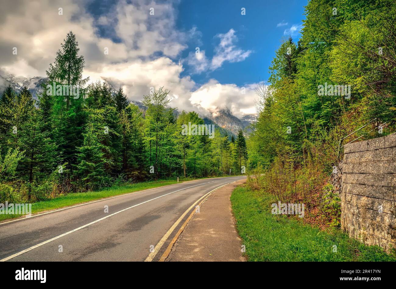 Route dans les montagnes autrichiennes. Route de montagne courbe à Obertraun dans la région de Salzkammergut, Alpes autrichiennes. Banque D'Images