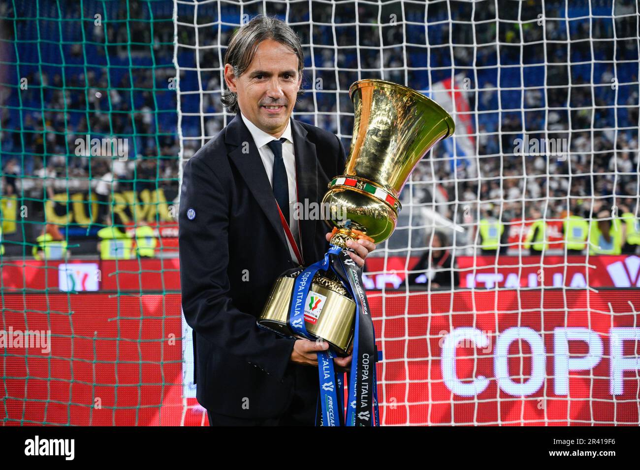 L'entraîneur de l'Inter Milan Simone Inzaghi célèbre avec le trophée après avoir remporté le match de football final de la coupe italienne (Coppa Italia) entre Fiorentina et l'Inter Milan au Stadio Olimpico à Rome, sur 24 mai 2023. Crédit: Tiziano Ballabio Banque D'Images