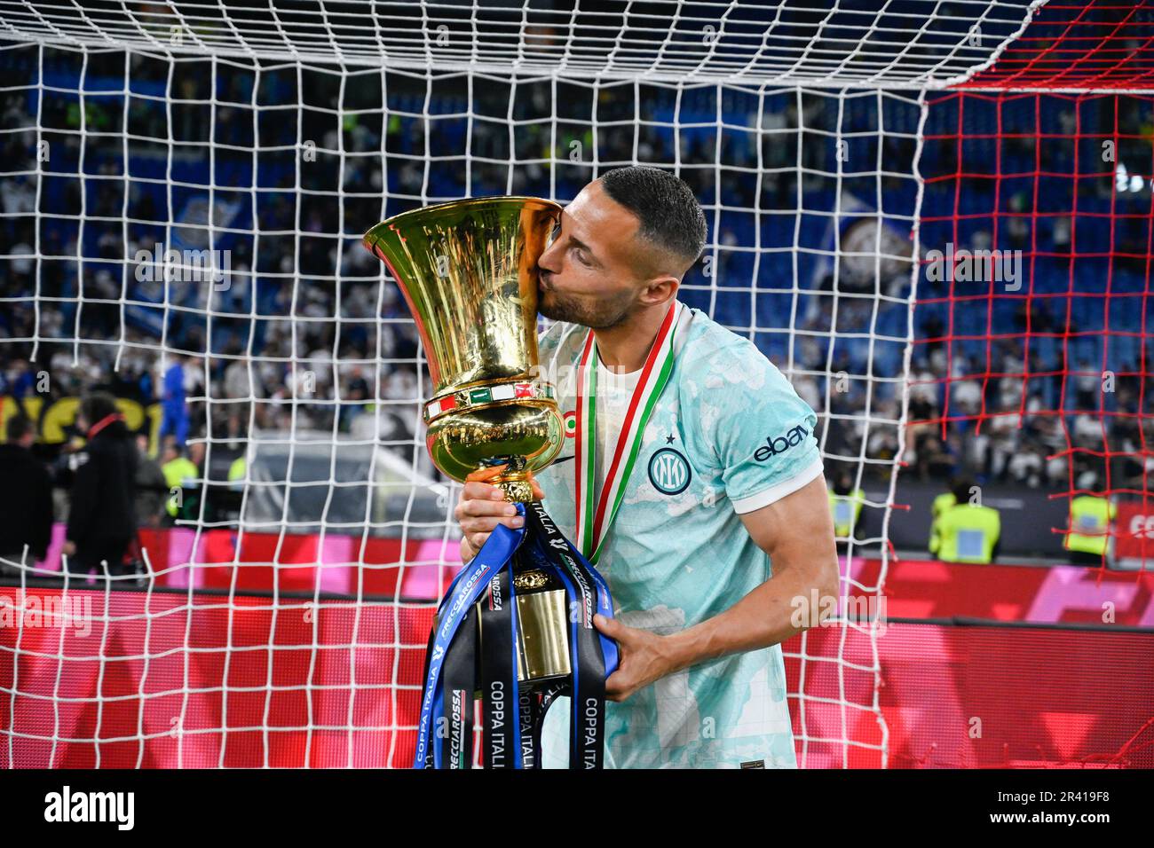 Danilo d'Ambrosio, de l'Inter Milan, embrasse le trophée après avoir remporté le dernier match de football de la coupe italienne (Coppa Italia) entre Fiorentina et l'Inter Milan au Stadio Olimpico à Rome, sur 24 mai 2023. Crédit: Tiziano Ballabio Banque D'Images