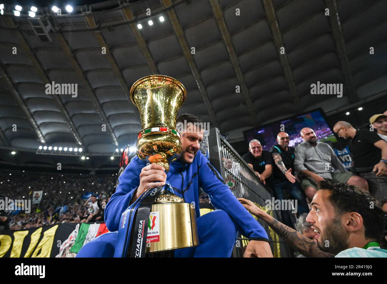 Hakan Çalhanoglu et les supporters de l'Inter Milan célèbrent avec le trophée après avoir remporté le match de football final de la coupe italienne (Coppa Italia) entre Fiorentina et l'Inter Milan au Stadio Olimpico à Rome, sur 24 mai 2023. Crédit: Tiziano Ballabio Banque D'Images