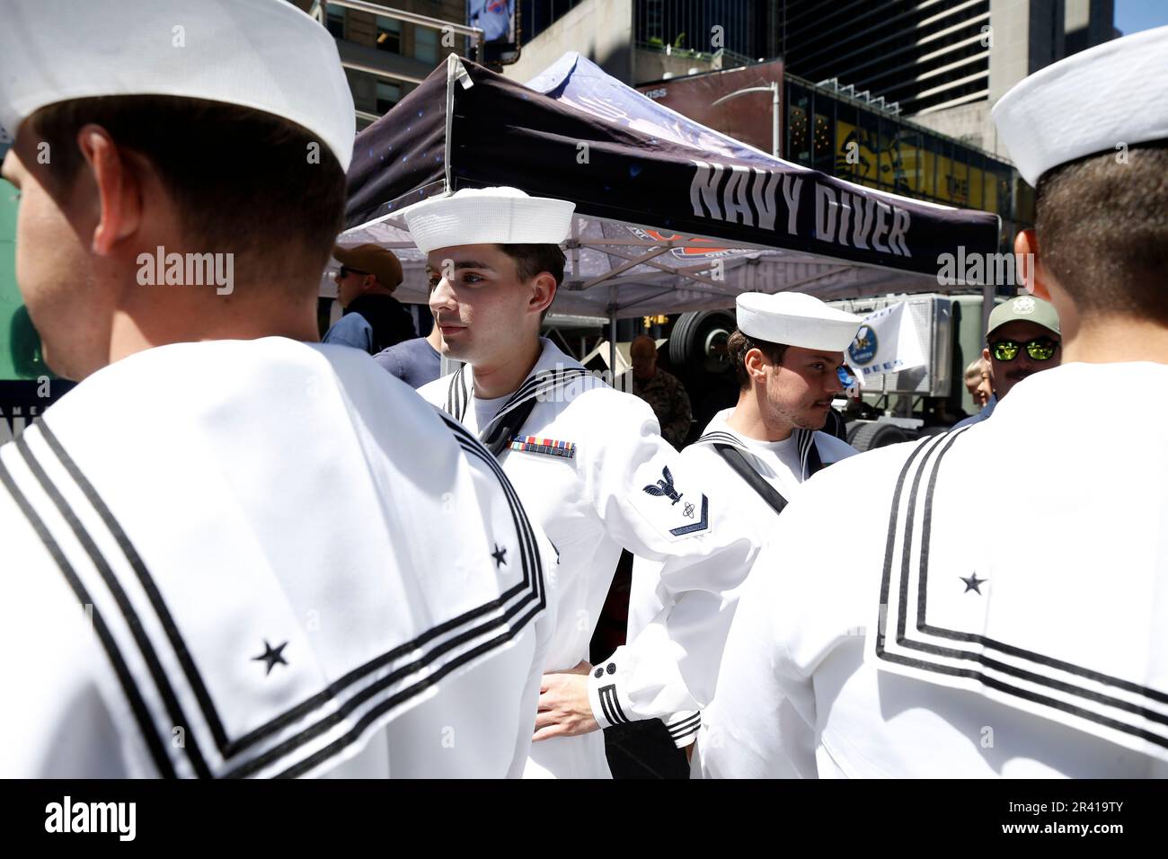 New York, États-Unis. 25th mai 2023. Le personnel DE la Marine AMÉRICAINE est vu près de l'exposition d'explosifs Ordnance lors de la Fleet week à Times Square sur 25 mai 2023 à New York, aux États-Unis. Chaque année, la Marine américaine, les Marines et le Cost Guard présentent leurs atouts et s'engagent auprès du public en fournissant des informations éducatives et informatives. L'événement de plusieurs jours est précédé d'une parade de navires le long de l'Hudson River sur le côté ouest de Manhattan. (Photo de John Lamparski/Sipa USA) crédit: SIPA USA/Alay Live News Banque D'Images