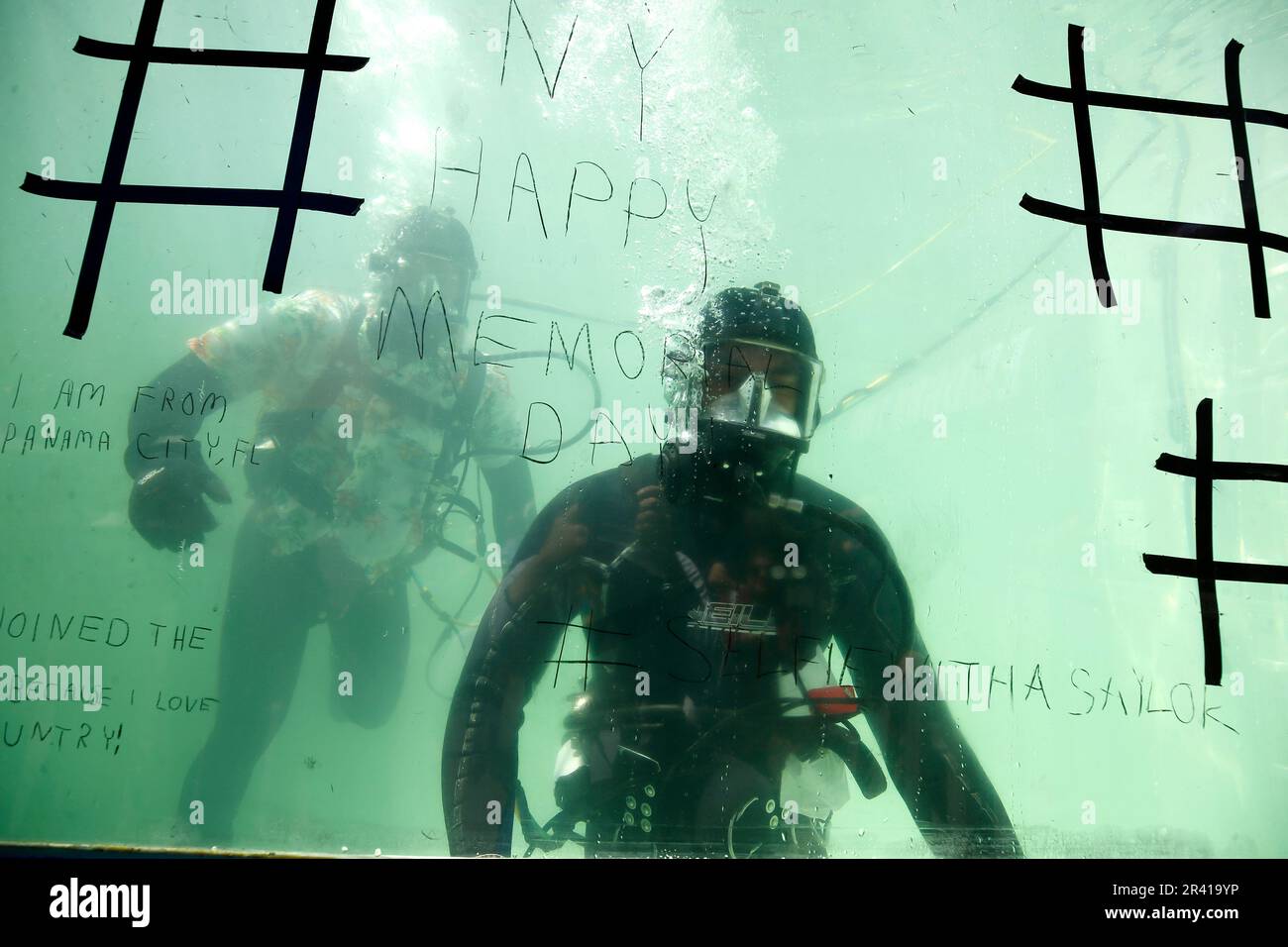 New York, États-Unis. 25th mai 2023. LES plongeurs EXPLOSIFS DE la Marine AMÉRICAINE sont immergés dans un réservoir d'eau dans le cadre d'une exposition pendant la semaine de la flotte à Times Square sur 25 mai 2023 à New York, aux États-Unis. Chaque année, la Marine américaine, les Marines et le Cost Guard présentent leurs atouts et s'engagent auprès du public en fournissant des informations éducatives et informatives. L'événement de plusieurs jours est précédé d'une parade de navires le long de l'Hudson River sur le côté ouest de Manhattan. (Photo de John Lamparski/Sipa USA) crédit: SIPA USA/Alay Live News Banque D'Images