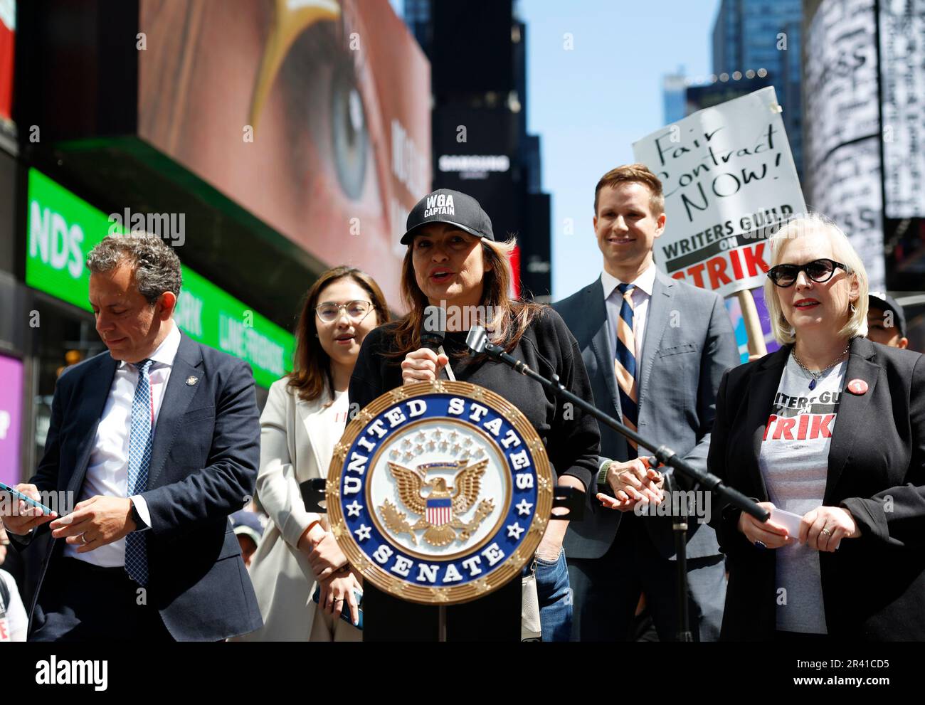 New York, États-Unis. 25th mai 2023. Le sénateur des États-Unis Kirsten Gilliband écoute Mariska Hargitay à un rassemblement et à une manifestation pour des membres de la Writers Guild of America (WGA) et ses partisans à l'extérieur des bureaux de Paramount à Times Square jeudi, 25 mai 2023 à New York. La Writers Guild of America-East (WGA) est en grève contre l'Alliance of Motion Picture and Television Producers pour de meilleurs contrats et salaires. Photo de John Angelillo/UPI crédit: UPI/Alay Live News Banque D'Images