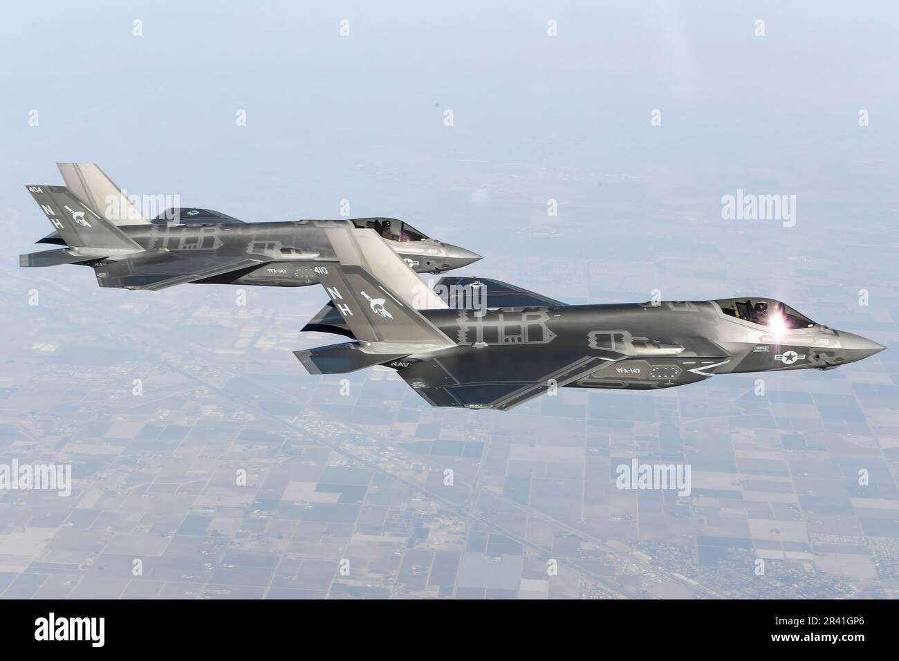 Les F-35C Lightning II, attachés aux "Argonautes" de l'escadron de combat Strike (VFA) 147, stationnés à la base aérienne navale de Lemoore, volent en formation . VFA-147 est le premier américain Escadron F-35C opérationnel de la Marine basé sur NAS Lemoore. Le commandant de l'aile Fighter de joint Strike, dont le siège social est situé à la base aérienne navale de Lemoore, en Californie, veille à ce que chaque escadron F-35C soit entièrement prêt au combat pour mener des missions d'attaque, de combat et de soutien basées sur des transporteurs, toutes saisons, pour le commandant des Forces aériennes navales. ÉTATS-UNIS Photo de la Marine/DoD par Shannon E. Renfroe Banque D'Images