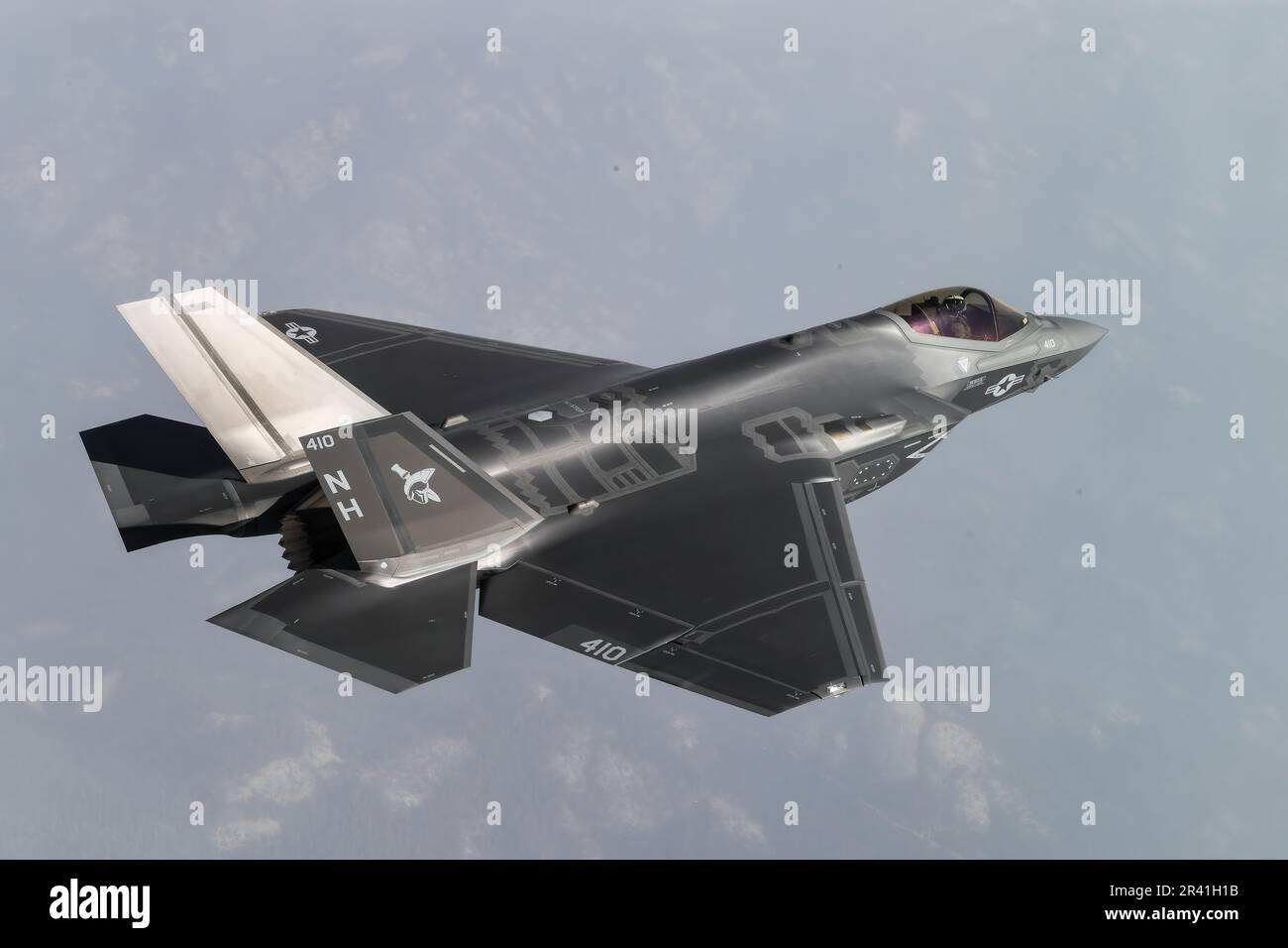Les F-35C Lightning II, attachés aux "Argonautes" de l'escadron de combat Strike (VFA) 147, stationnés à la base aérienne navale de Lemoore, volent en formation . VFA-147 est le premier américain Escadron F-35C opérationnel de la Marine basé sur NAS Lemoore. Le commandant de l'aile Fighter de joint Strike, dont le siège social est situé à la base aérienne navale de Lemoore, en Californie, veille à ce que chaque escadron F-35C soit entièrement prêt au combat pour mener des missions d'attaque, de combat et de soutien basées sur des transporteurs, toutes saisons, pour le commandant des Forces aériennes navales. ÉTATS-UNIS Photo de la Marine/DoD par Shannon E. Renfroe Banque D'Images
