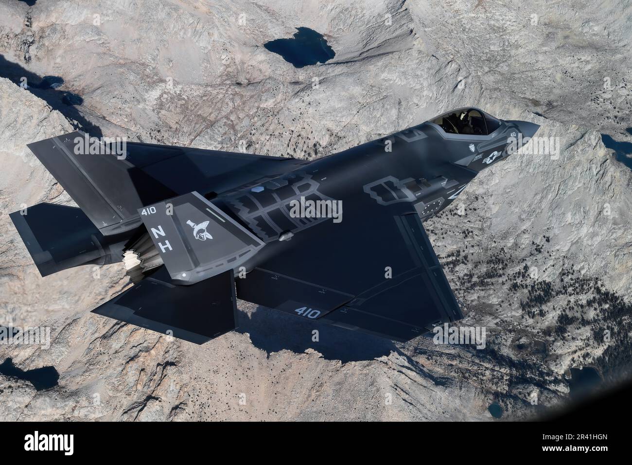 Les F-35C Lightning II, attachés aux "Argonautes" de l'escadron de combat Strike (VFA) 147, stationnés à la base aérienne navale de Lemoore, volent en formation . VFA-147 est le premier américain Escadron F-35C opérationnel de la Marine basé sur NAS Lemoore. Le commandant de l'aile Fighter de joint Strike, dont le siège social est situé à la base aérienne navale de Lemoore, en Californie, veille à ce que chaque escadron F-35C soit entièrement prêt au combat pour mener des missions d'attaque, de combat et de soutien basées sur des transporteurs, toutes saisons, pour le commandant des Forces aériennes navales. ÉTATS-UNIS Photo de la Marine/DoD par Shannon E. Renfroe Banque D'Images