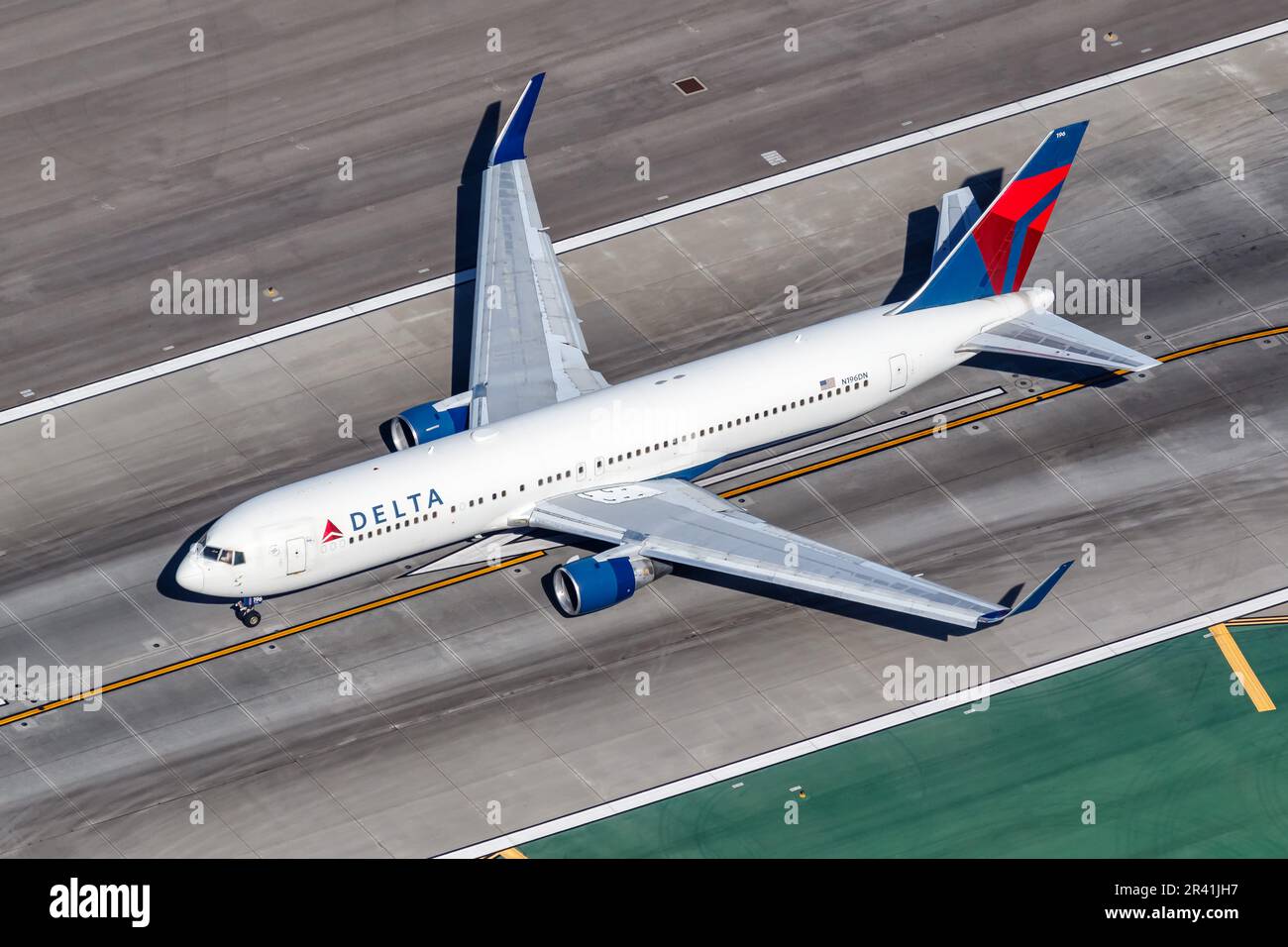 Delta Air Lines Boeing 767-300(ER) avion aéroport de Los Angeles aux Etats-Unis photo aérienne Banque D'Images