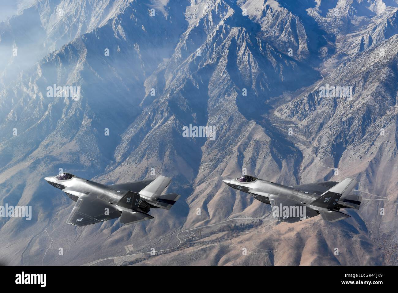 Les F-35C Lightning II, attachés aux "Argonautes" de l'escadron de combat Strike (VFA) 147, stationnés à la base aérienne navale de Lemoore, volent en formation . VFA-147 est le premier américain Escadron F-35C opérationnel de la Marine basé sur NAS Lemoore. Le commandant de l'aile Fighter de joint Strike, dont le siège social est situé à la base aérienne navale de Lemoore, en Californie, veille à ce que chaque escadron F-35C soit entièrement prêt au combat pour mener des missions d'attaque, de combat et de soutien basées sur des transporteurs, toutes saisons, pour le commandant des Forces aériennes navales. ÉTATS-UNIS Photo de la Marine/DoD par Shannon E. Renfroe Banque D'Images
