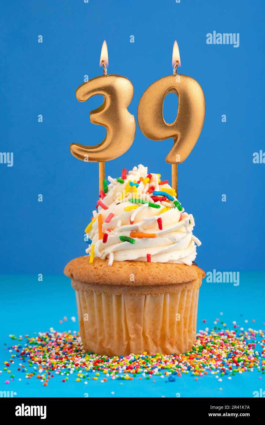 Bougie numéro 39 - gâteau anniversaire dans fond bleu Photo Stock - Alamy