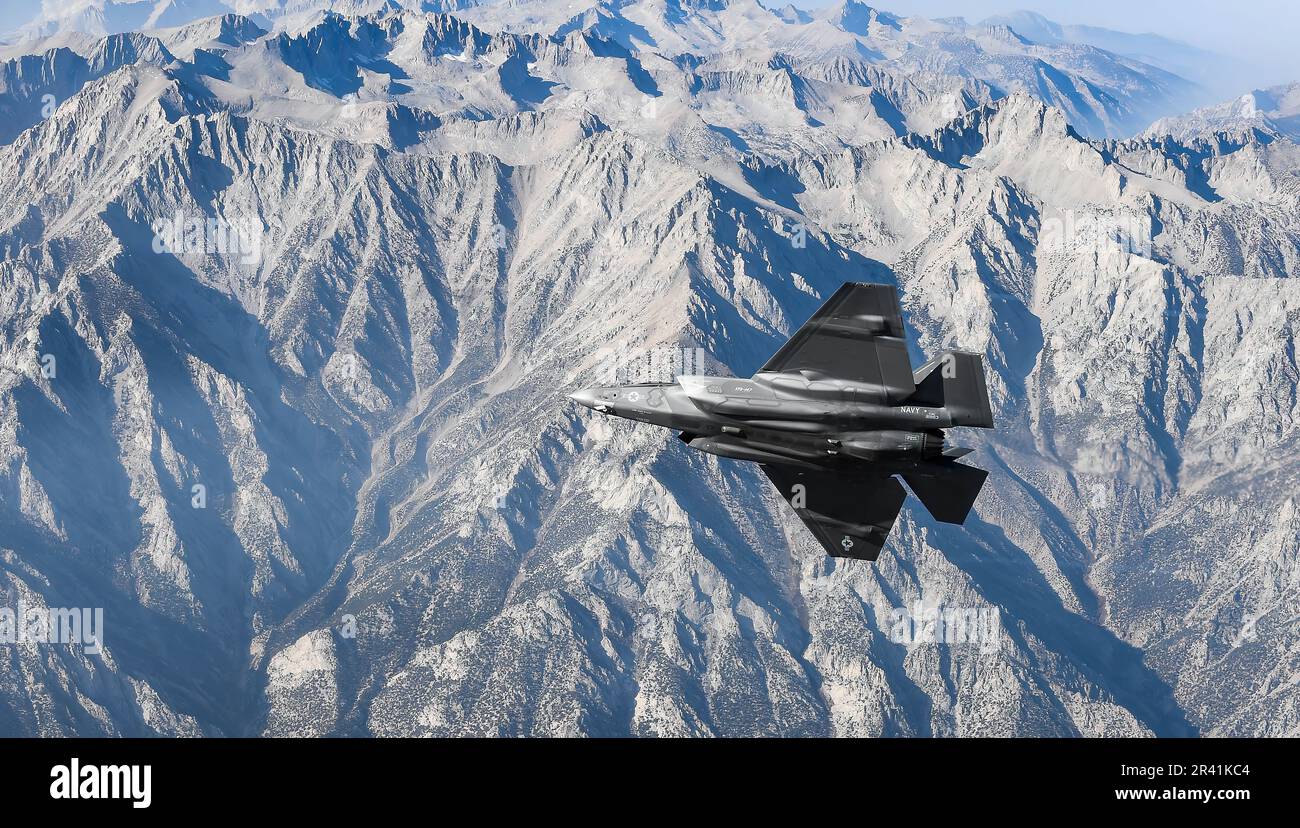 Les F-35C Lightning II, attachés aux "Argonautes" de l'escadron de combat Strike (VFA) 147, stationnés à la base aérienne navale de Lemoore, volent en formation . VFA-147 est le premier américain Escadron F-35C opérationnel de la Marine basé sur NAS Lemoore. Le commandant de l'aile Fighter de joint Strike, dont le siège social est situé à la base aérienne navale de Lemoore, en Californie, veille à ce que chaque escadron F-35C soit entièrement prêt au combat pour mener des missions d'attaque, de combat et de soutien basées sur des transporteurs, toutes saisons, pour le commandant des Forces aériennes navales. ÉTATS-UNIS Photo de la Marine/DoD par Shannon E. Renfroe Banque D'Images