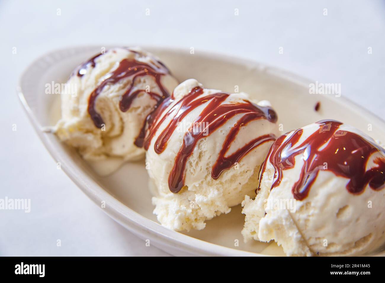Crème glacée dessert sucre sucrée premium chocolat au lait sombre tourbillon sur fond plat Banque D'Images