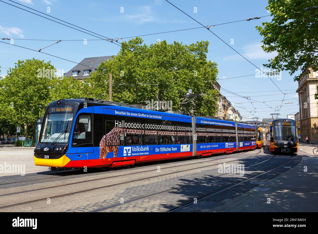 AVG Tram type Stadler CityLink tramway local avec publicité à l'arrêt Hauptbahnhof à Karlsruhe, Allemagne Banque D'Images