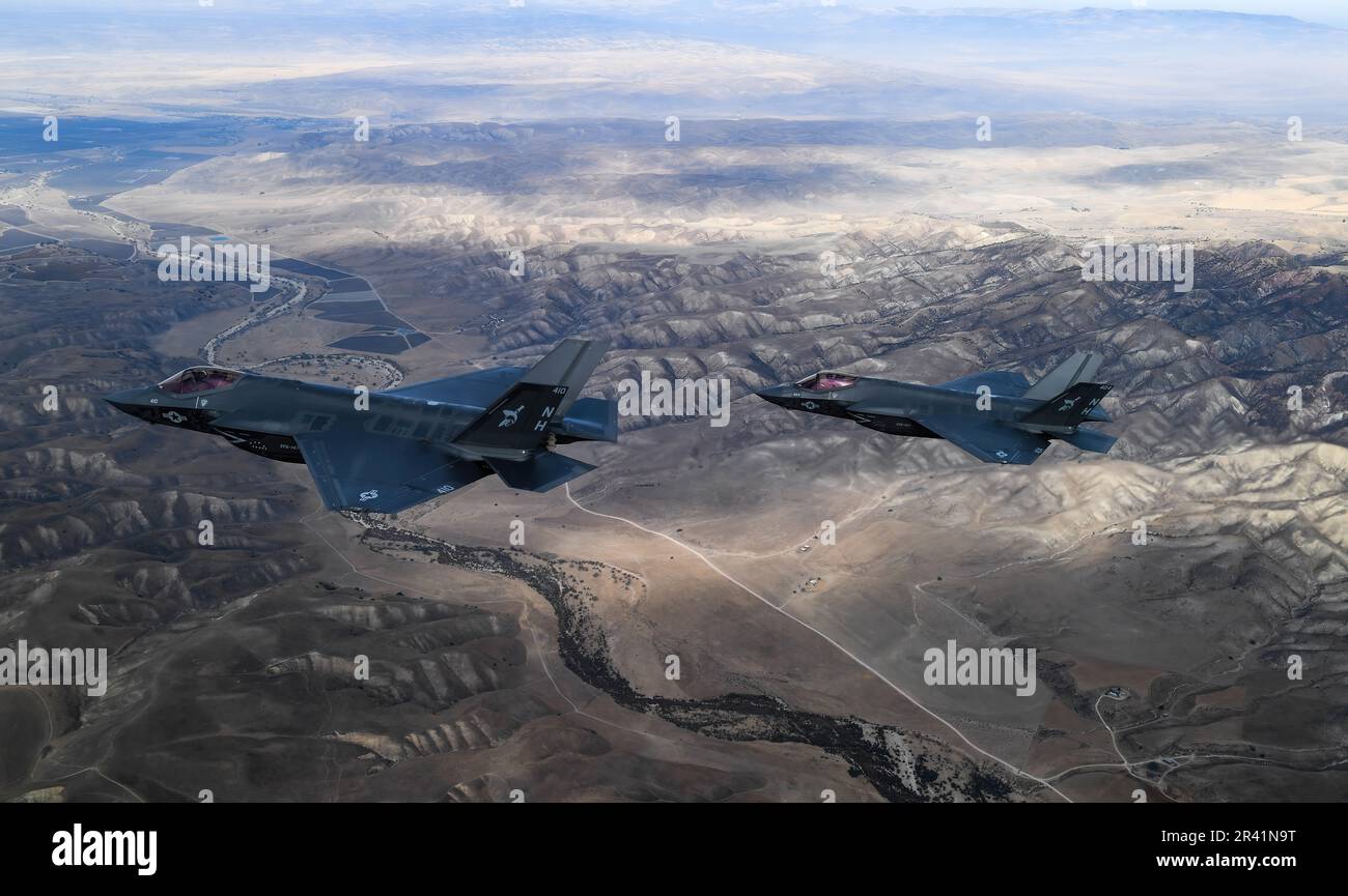 Les F-35C Lightning II, attachés aux "Argonautes" de l'escadron de combat Strike (VFA) 147, stationnés à la base aérienne navale de Lemoore, volent en formation . VFA-147 est le premier américain Escadron F-35C opérationnel de la Marine basé sur NAS Lemoore. Le commandant de l'aile Fighter de joint Strike, dont le siège social est situé à la base aérienne navale de Lemoore, en Californie, veille à ce que chaque escadron F-35C soit entièrement prêt au combat pour mener des missions d'attaque, de combat et de soutien basées sur des transporteurs, toutes saisons, pour le commandant des Forces aériennes navales. ÉTATS-UNIS Photo de la Marine/DoD par Shannon E. Renfroe Banque D'Images