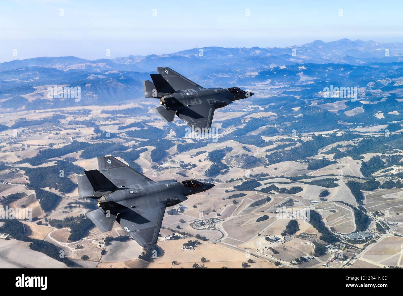 Les F-35C Lightning II, attachés aux "Argonautes" de l'escadron de combat Strike (VFA) 147, stationnés à la base aérienne navale de Lemoore, volent en formation . VFA-147 est le premier américain Escadron F-35C opérationnel de la Marine basé sur NAS Lemoore. Le commandant de l'aile Fighter de joint Strike, dont le siège social est situé à la base aérienne navale de Lemoore, en Californie, veille à ce que chaque escadron F-35C soit entièrement prêt au combat pour mener des missions d'attaque, de combat et de soutien basées sur des transporteurs, toutes saisons, pour le commandant des Forces aériennes navales. ÉTATS-UNIS Photo de la Marine/DoD par Shannon E. Renfroe Banque D'Images
