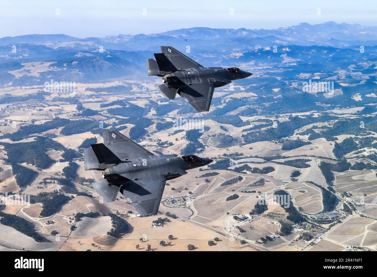 Les F-35C Lightning II, attachés aux "Argonautes" de l'escadron de combat Strike (VFA) 147, stationnés à la base aérienne navale de Lemoore, volent en formation . VFA-147 est le premier américain Escadron F-35C opérationnel de la Marine basé sur NAS Lemoore. Le commandant de l'aile Fighter de joint Strike, dont le siège social est situé à la base aérienne navale de Lemoore, en Californie, veille à ce que chaque escadron F-35C soit entièrement prêt au combat pour mener des missions d'attaque, de combat et de soutien basées sur des transporteurs, toutes saisons, pour le commandant des Forces aériennes navales. ÉTATS-UNIS Photo de la Marine/DoD par Shannon E. Renfroe Banque D'Images