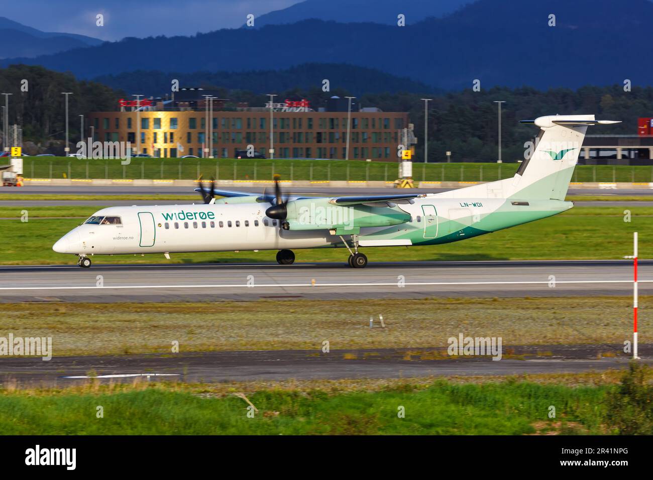 Wideroe de Havilland Canada Dash 8 Q400 Aircraft aéroport de Bergen en Norvège Banque D'Images